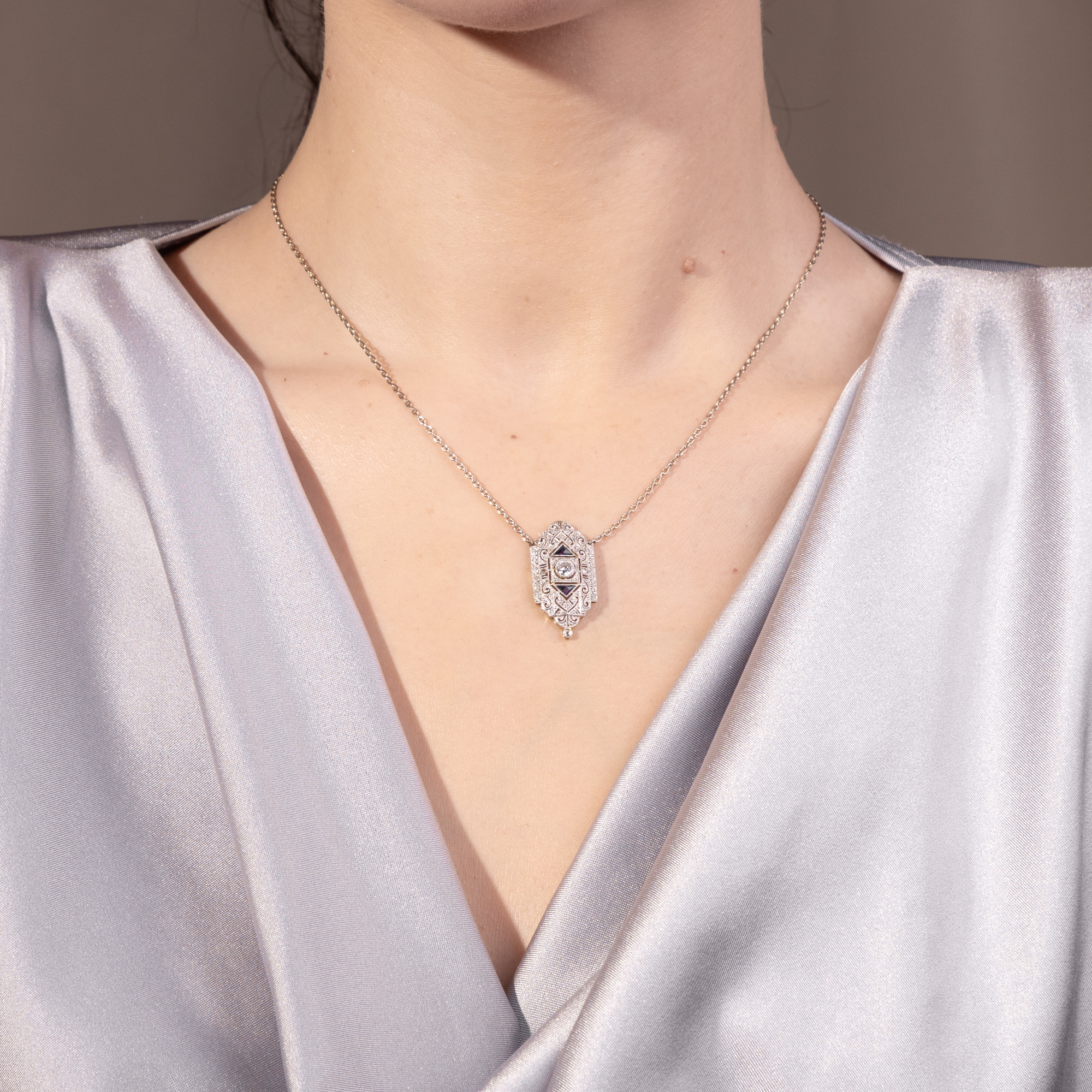 Feines Collier des Art Déco mit Diamanten in Gold & Platin, um 1930 Feines Collier des Art Déco mit Diamanten in Gold & Platin, um 1930