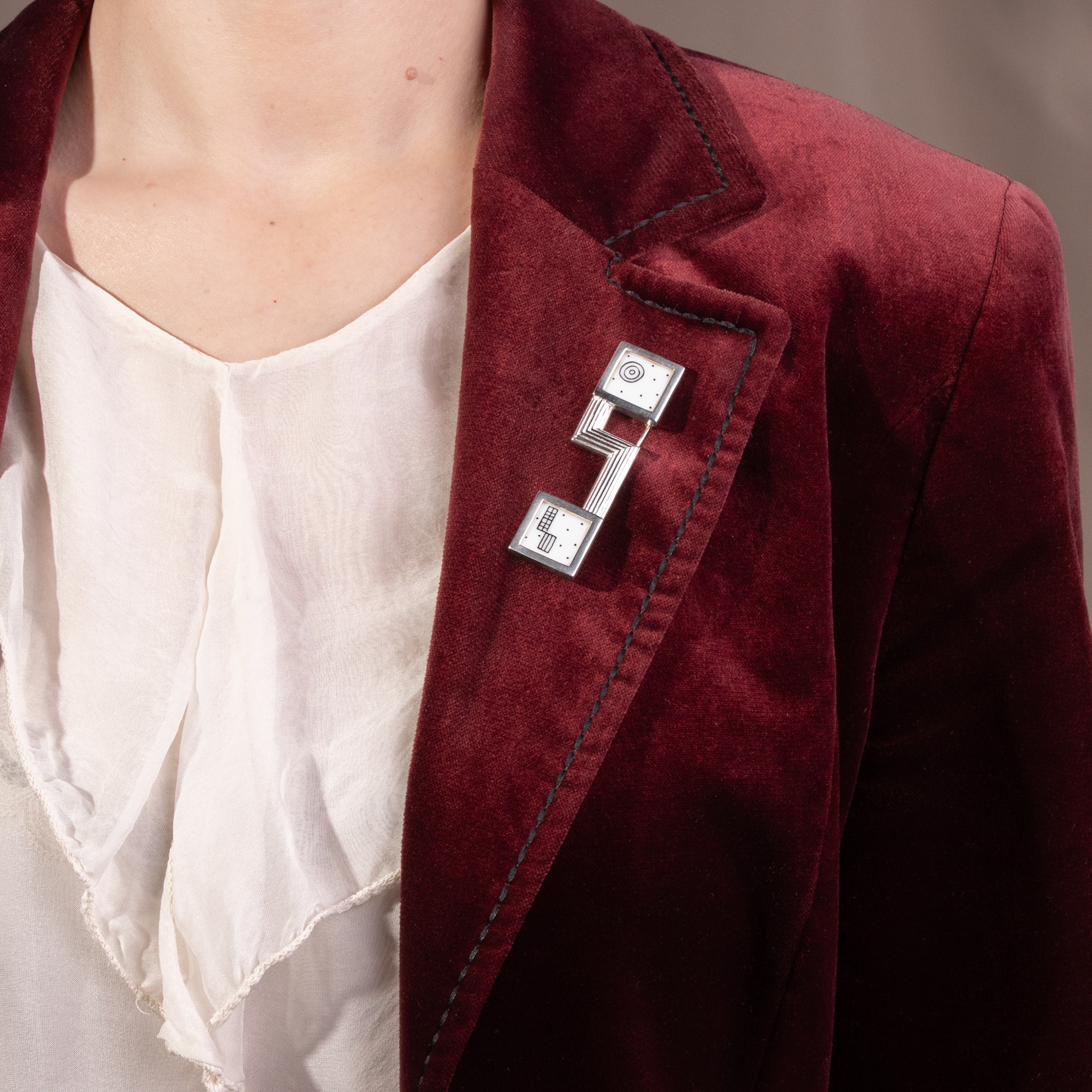 Elegante Brosche der Porzellan-Manufaktur Augarten, Wien, nach Josef Hoffmann, um 2000 Elegante Brosche der Porzellan-Manufaktur Augarten, Wien, nach Josef Hoffmann, um 2000