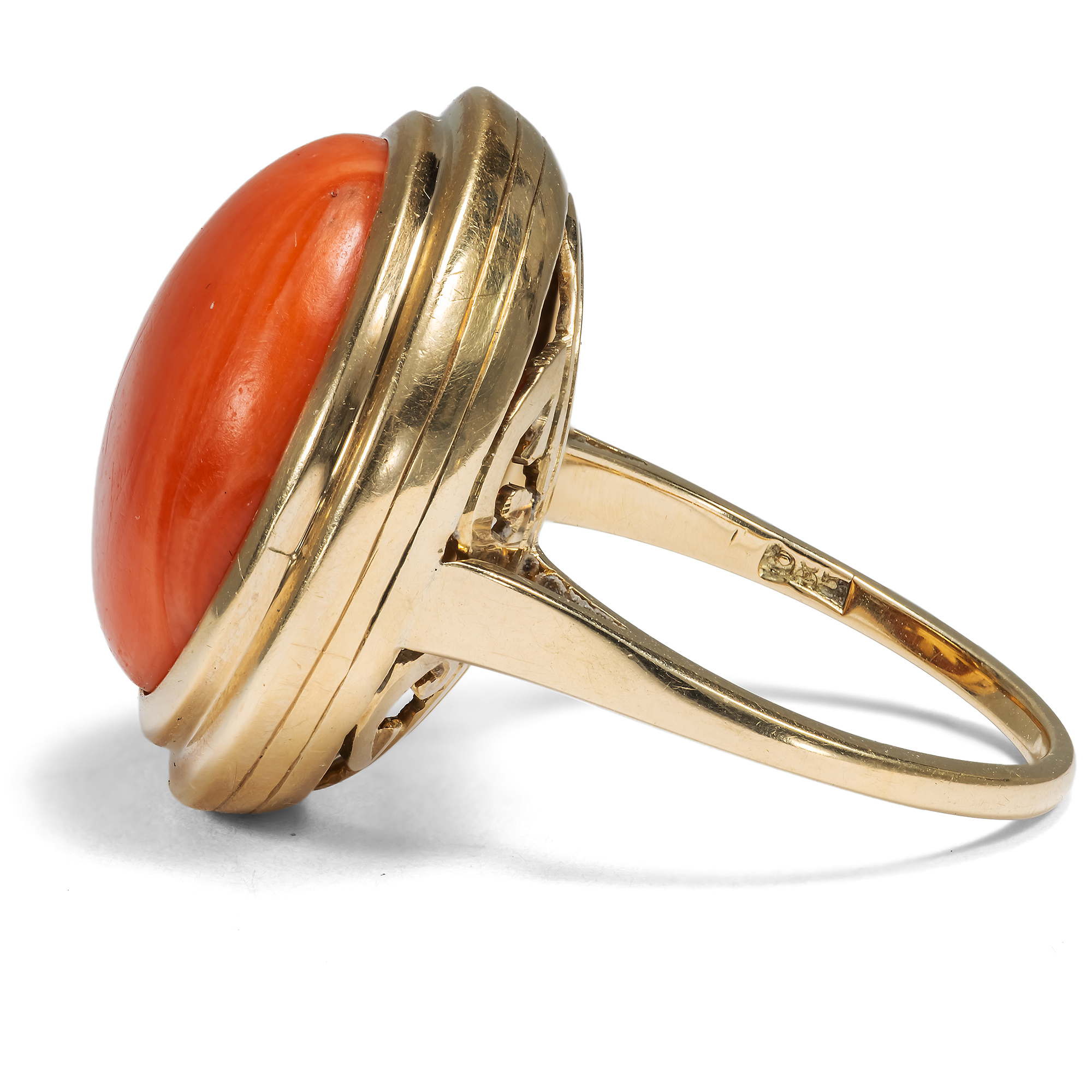Großer Ring des Retro Style mit Koralle in Goldfassung, um 1935 Großer Ring des Retro Style mit Koralle in Goldfassung, um 1935