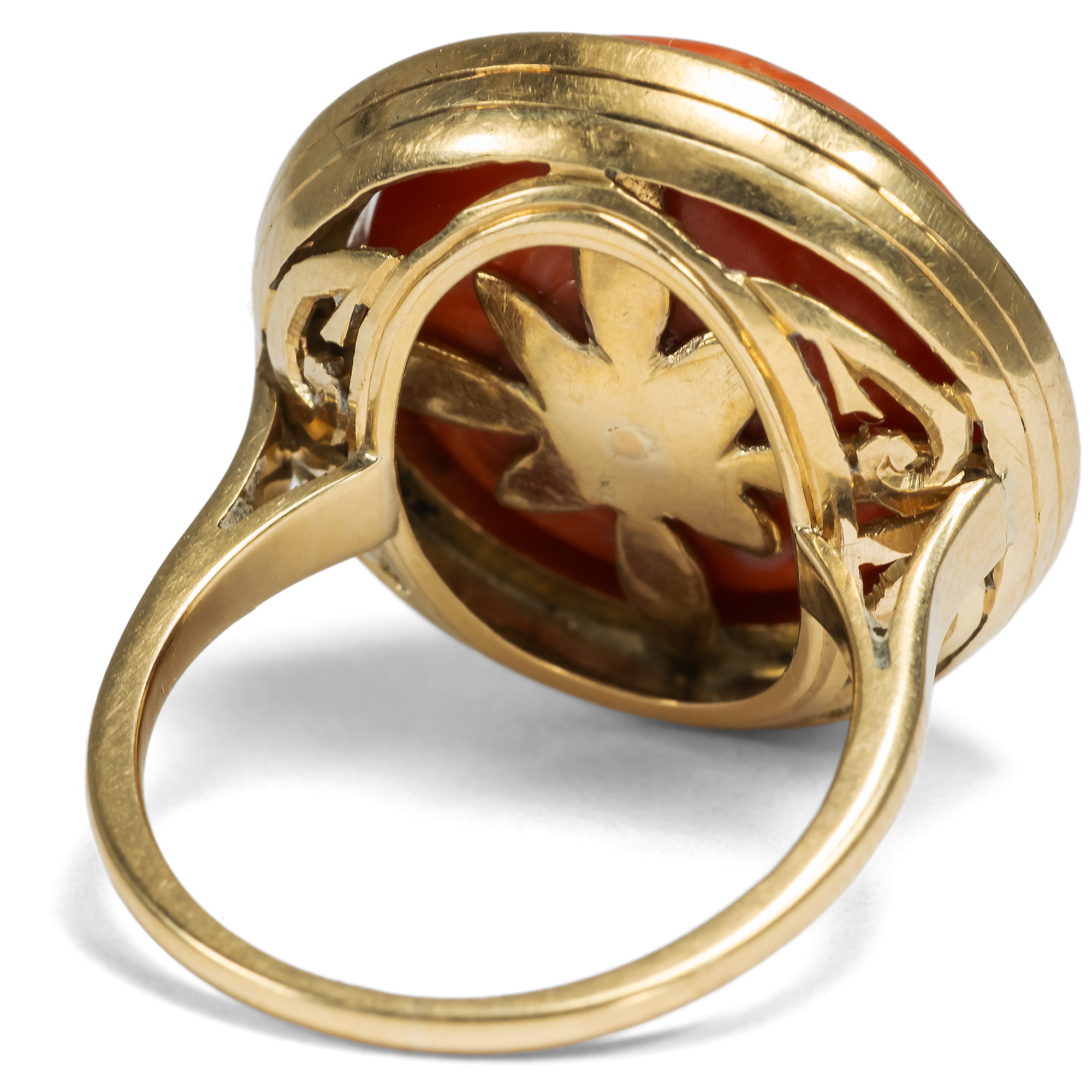 Großer Ring des Retro Style mit Koralle in Goldfassung, um 1935 Großer Ring des Retro Style mit Koralle in Goldfassung, um 1935