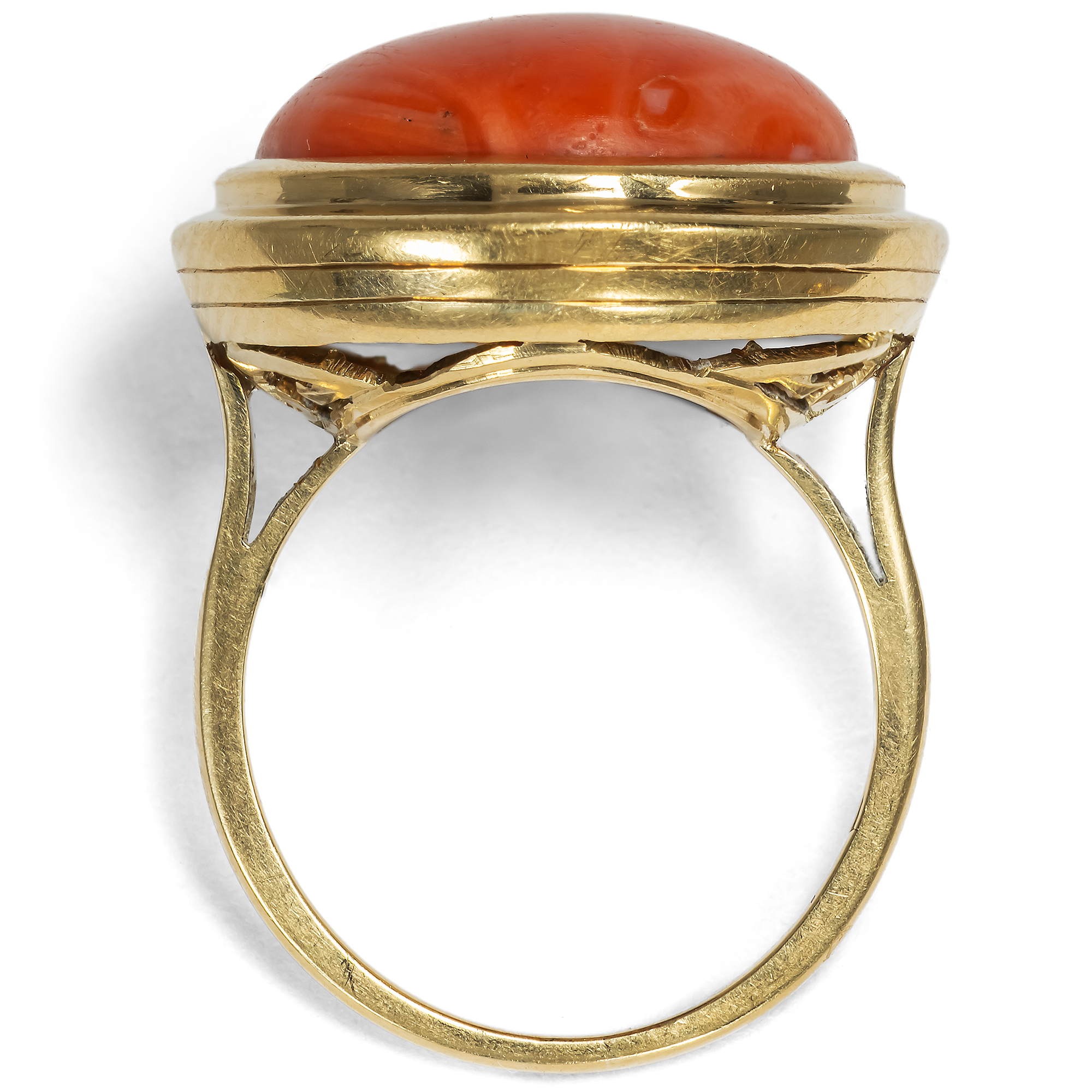 Großer Ring des Retro Style mit Koralle in Goldfassung, um 1935 Großer Ring des Retro Style mit Koralle in Goldfassung, um 1935