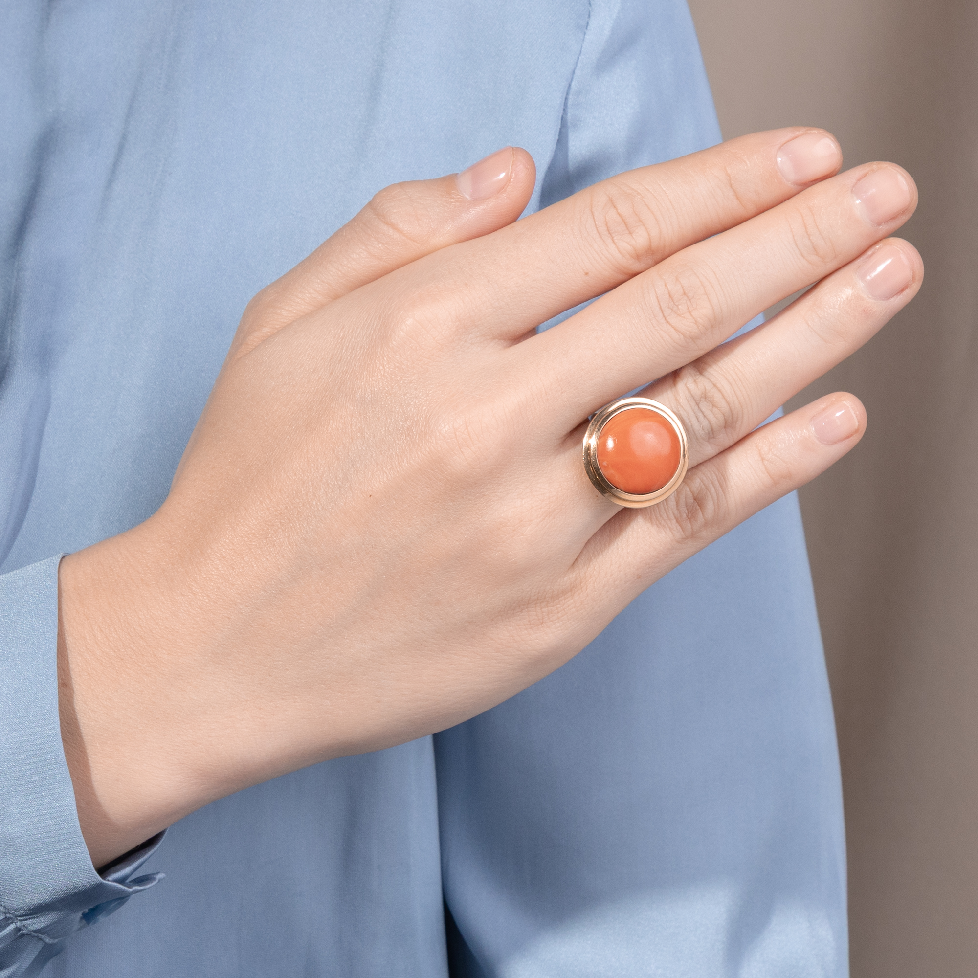 Großer Ring des Retro Style mit Koralle in Goldfassung, um 1935 Großer Ring des Retro Style mit Koralle in Goldfassung, um 1935