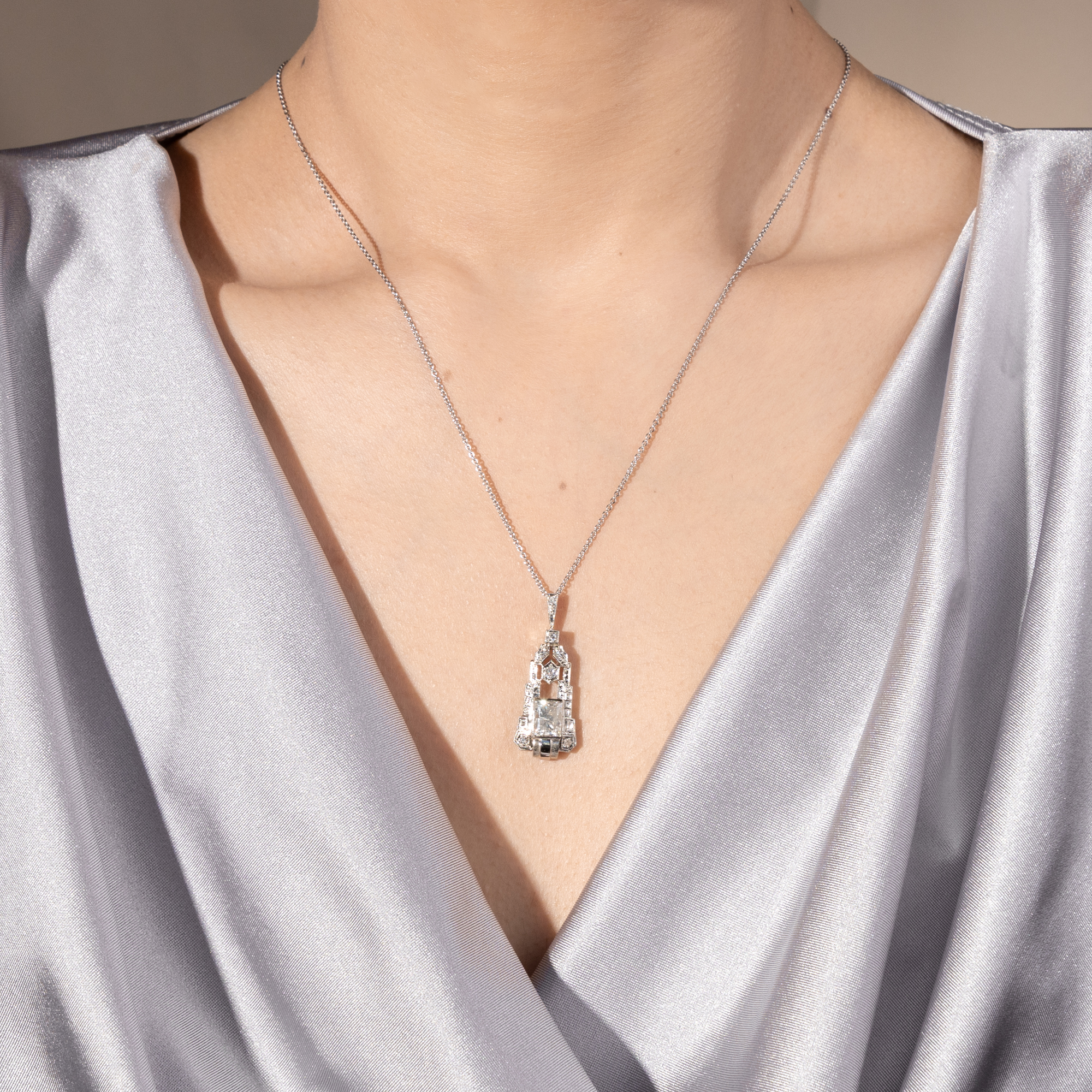 Antiker Anhänger mit modernem Diamanten in Weißgold, Wien um 1930 & später Antiker Anhänger mit modernem Diamanten in Weißgold, Wien um 1930 & später