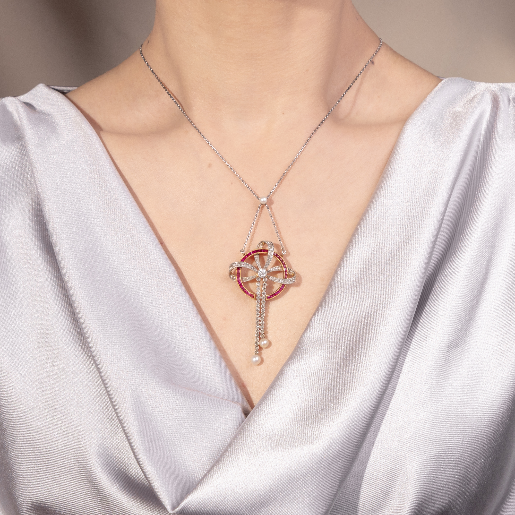 Elegantes Collier mit Diamanten, Perlen & Burma-Rubinen in Platin & Gold, zum 1910 Elegantes Collier mit Diamanten, Perlen & Burma-Rubinen in Platin & Gold, zum 1910