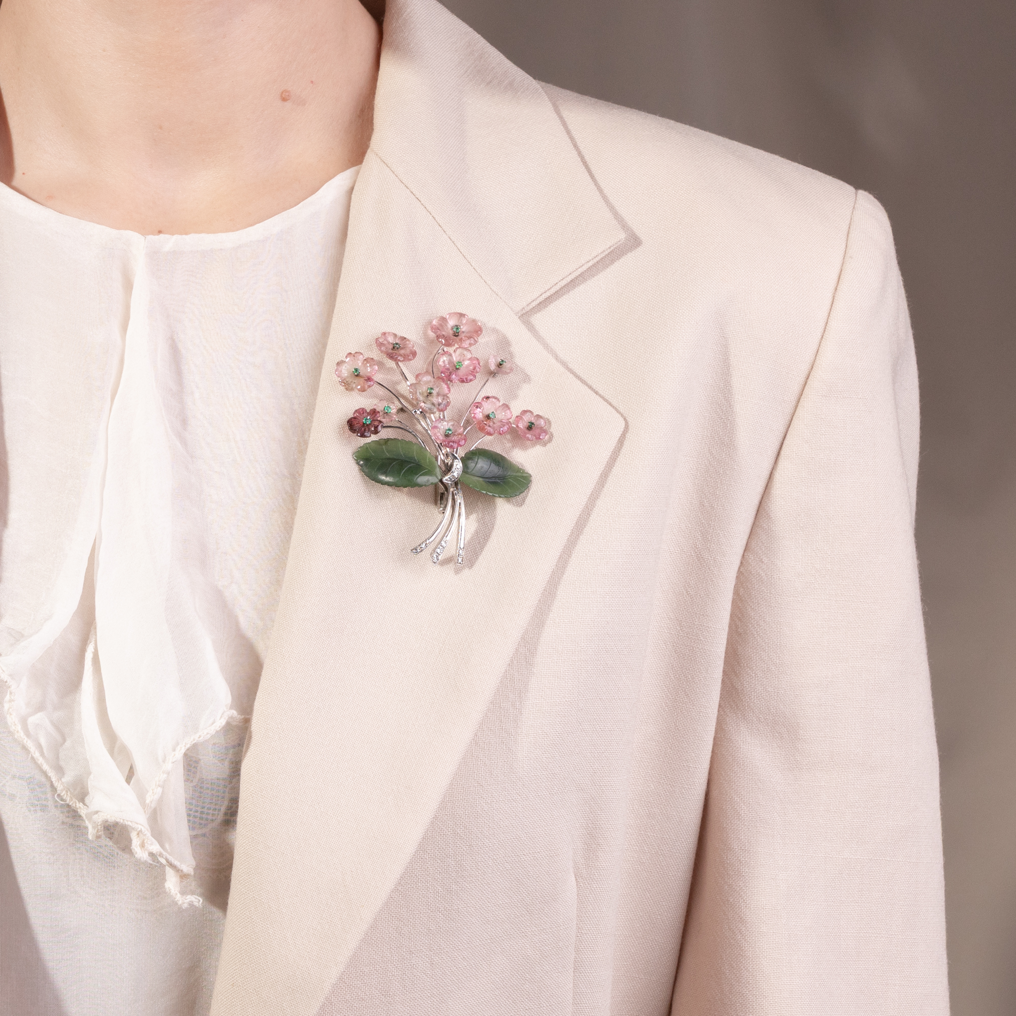 Große Brosche mit Turmalinen, Smaragden & Diamanten in Weißgold, Wien um 1960 Große Brosche mit Turmalinen, Smaragden & Diamanten in Weißgold, Wien um 1960