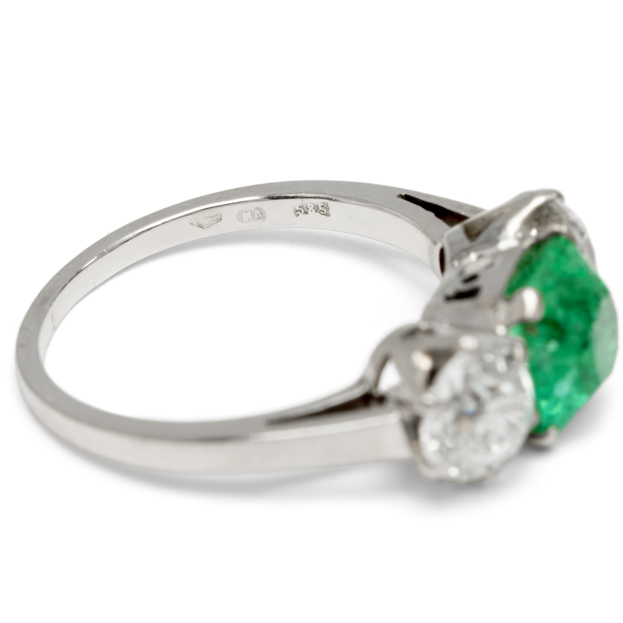 Timeless Ring with Colombian Emerald and Diamonds, Vienna, c. 1930s Timeless Ring with Colombian Emerald and Diamonds, Vienna, c. 1930s