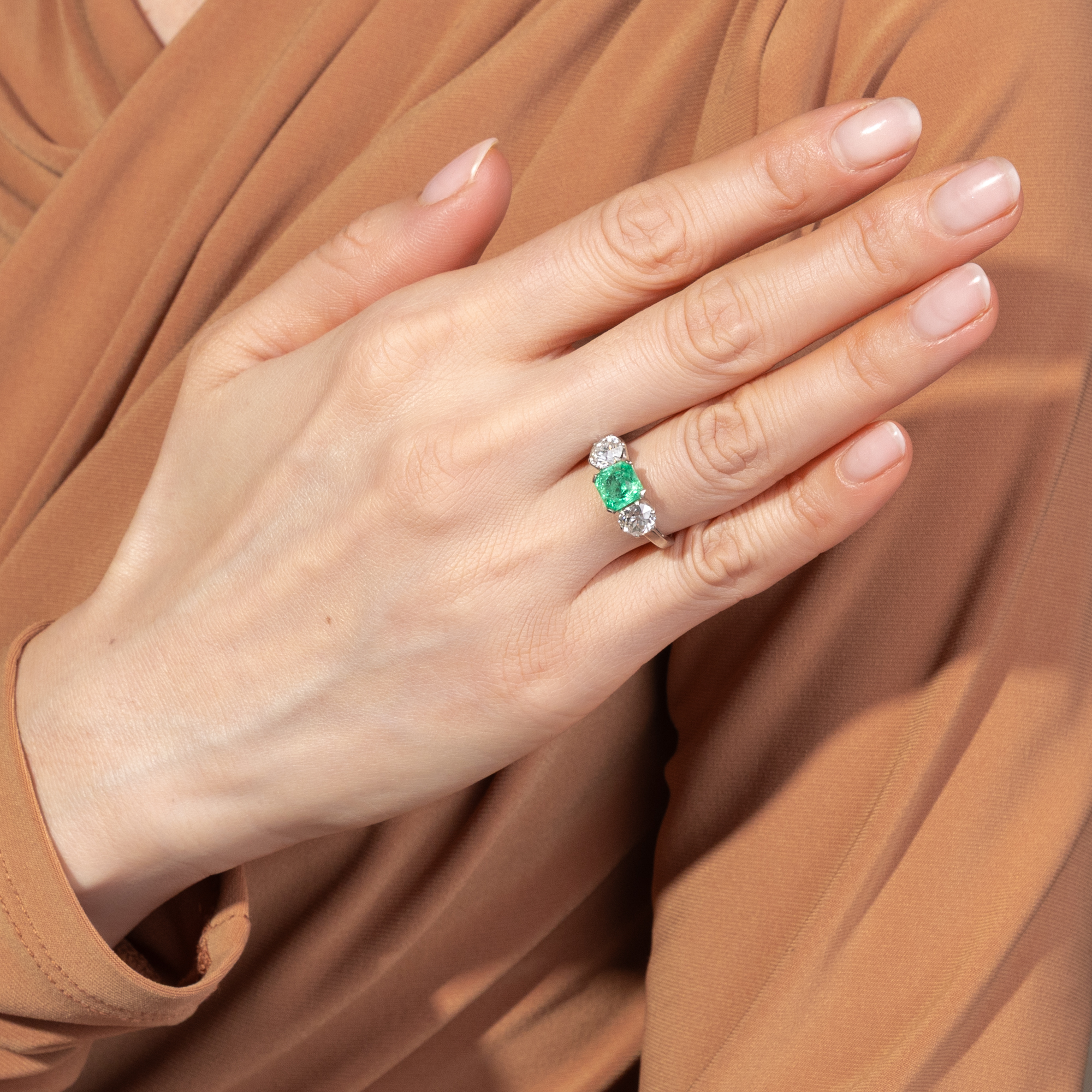 Timeless Ring with Colombian Emerald and Diamonds, Vienna, c. 1930s Timeless Ring with Colombian Emerald and Diamonds, Vienna, c. 1930s