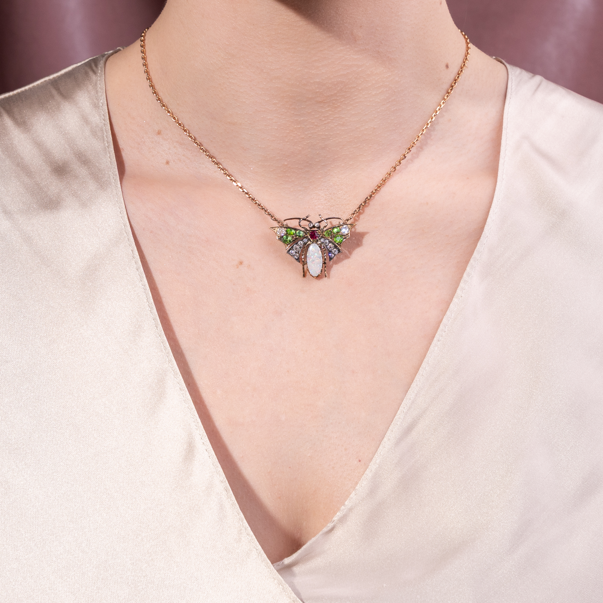 Fabelhafter Schmetterling mit Demantoiden, Diamanten und Opal, um 1900 Fabelhafter Schmetterling mit Demantoiden, Diamanten und Opal, um 1900