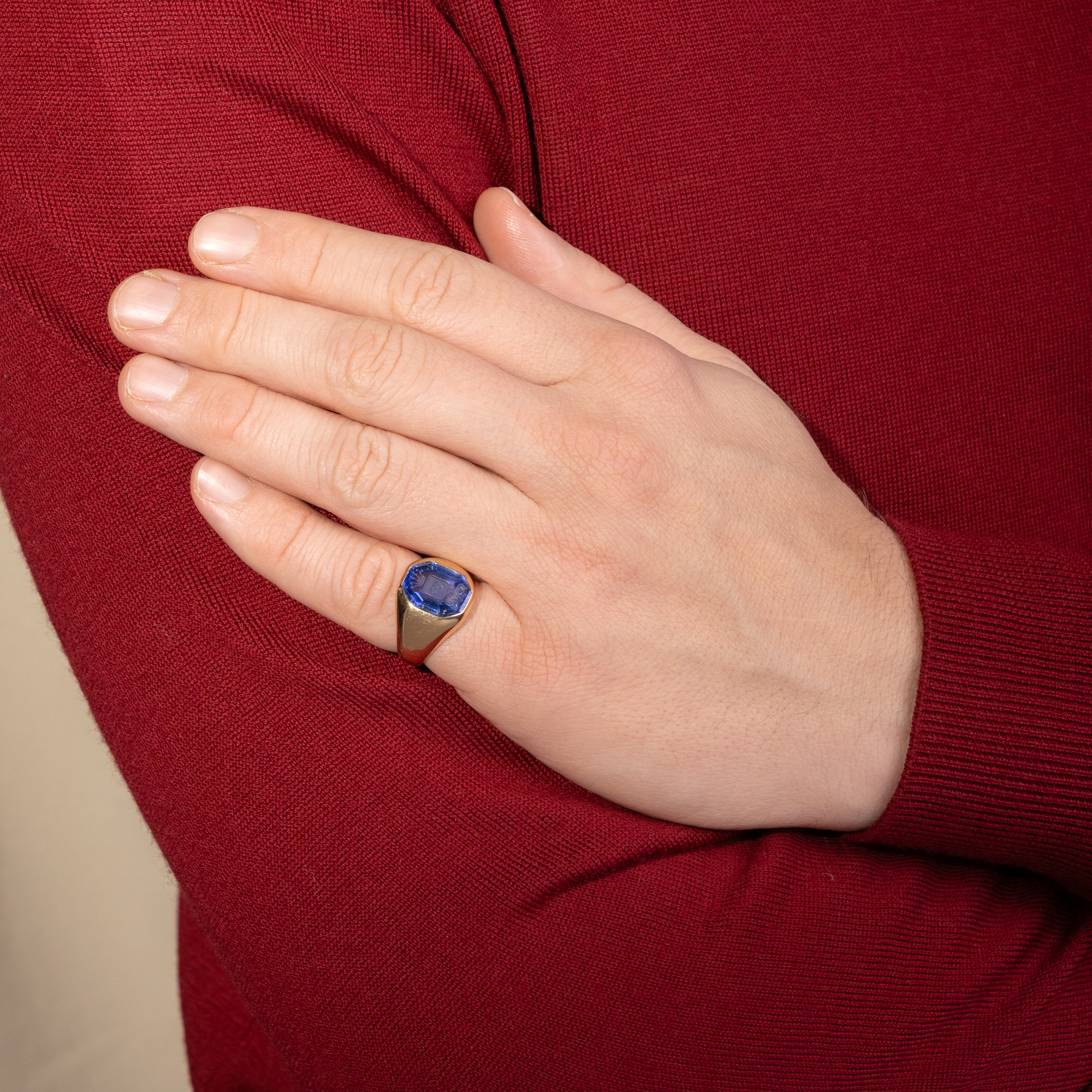 Spektakulärer Siegelring aus Gold mit Wappen in Saphir, Wien um 1960 Spektakulärer Siegelring aus Gold mit Wappen in Saphir, Wien um 1960