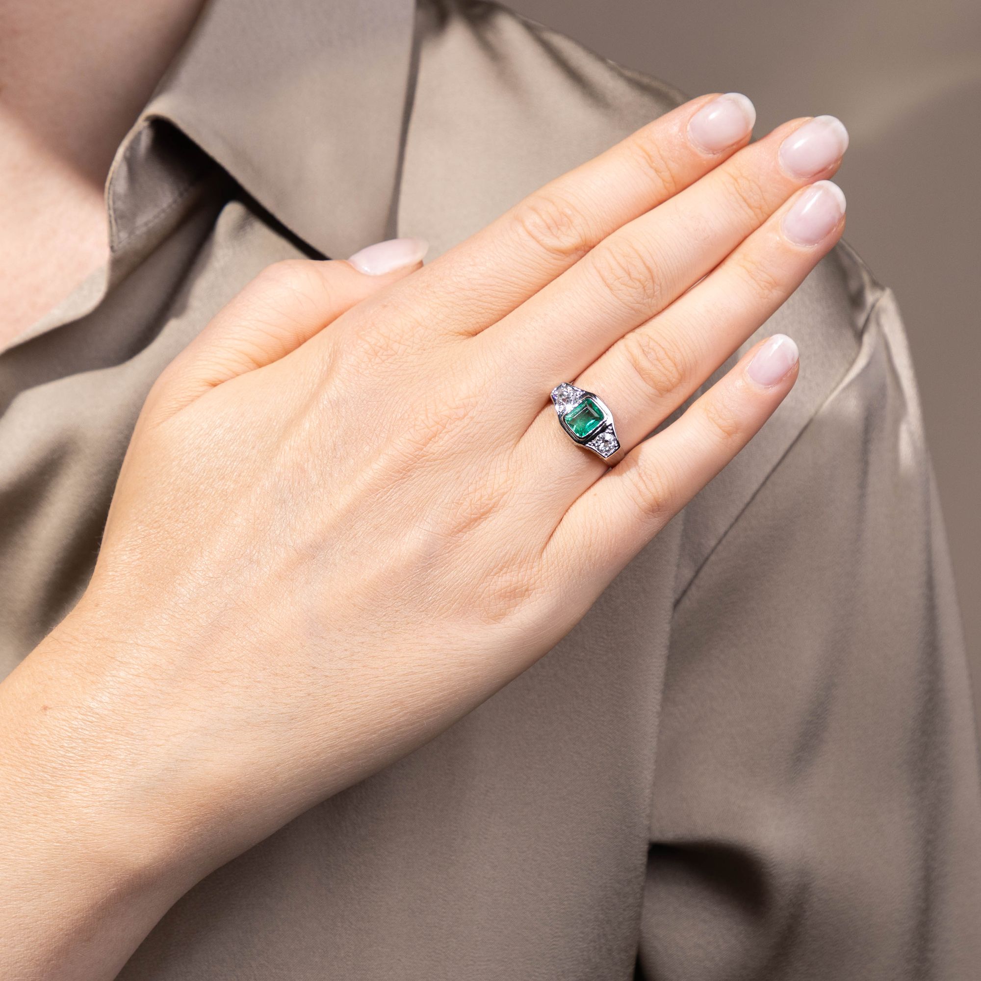 Edler Ring des Art Déco mit kolumbianischem Smaragd & Diamanten, um 1935 Edler Ring des Art Déco mit kolumbianischem Smaragd & Diamanten, um 1935