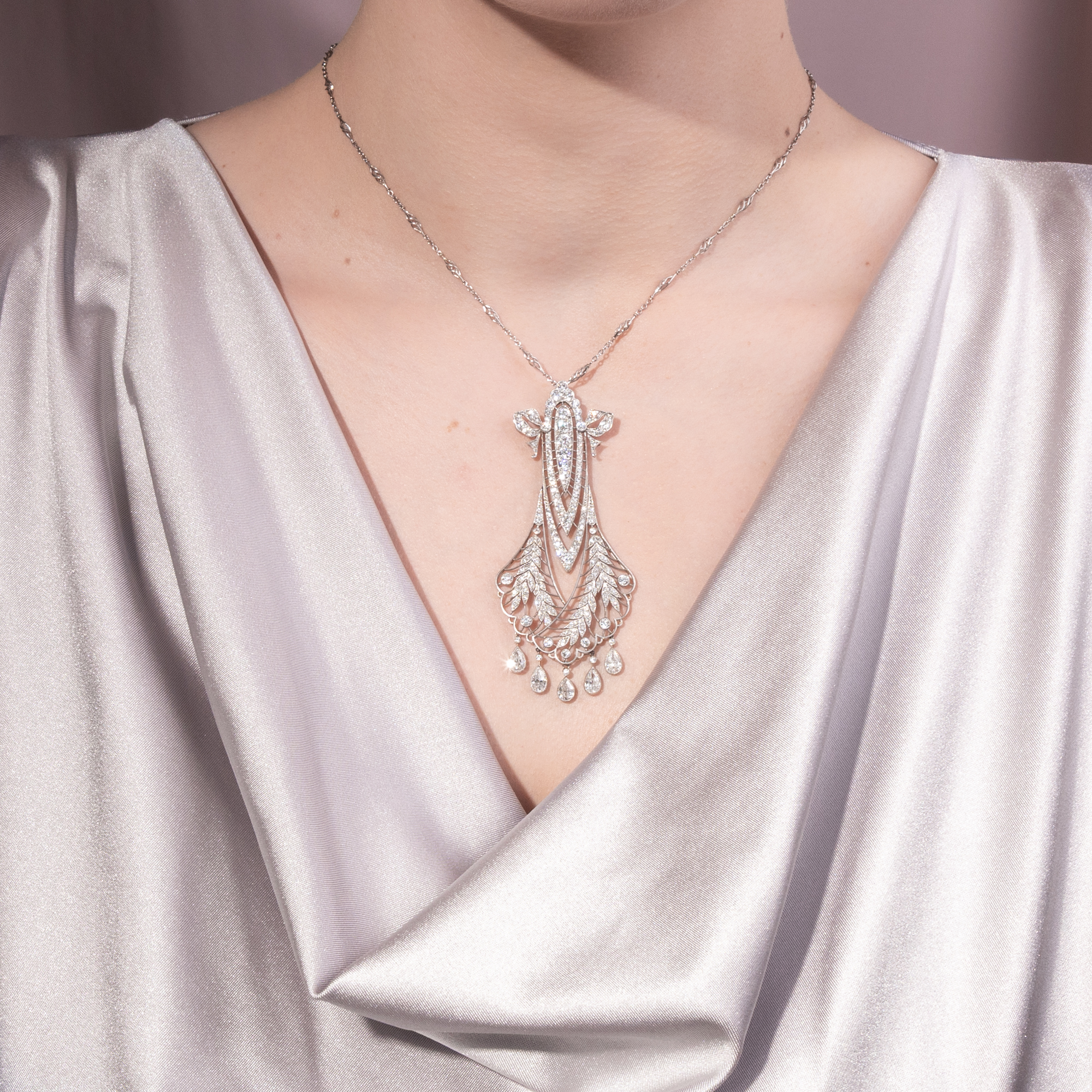 Großes Collier im „Garland Style“ mit Diamanten in Platin von Tiffany & Co, um 1915 Großes Collier im „Garland Style“ mit Diamanten in Platin von Tiffany & Co, um 1915
