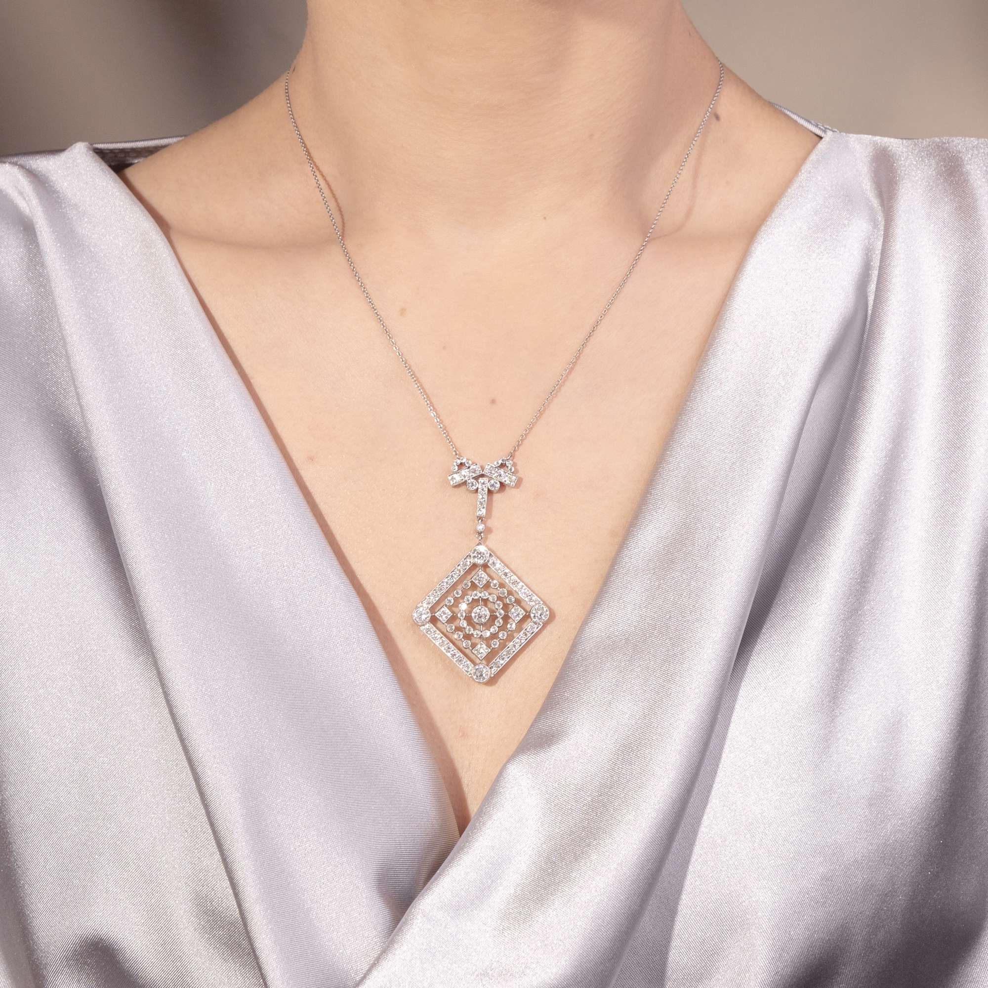 Elegantes Collier mit Diamanten in Platin der Belle Époque, um 1915 Elegantes Collier mit Diamanten in Platin der Belle Époque, um 1915