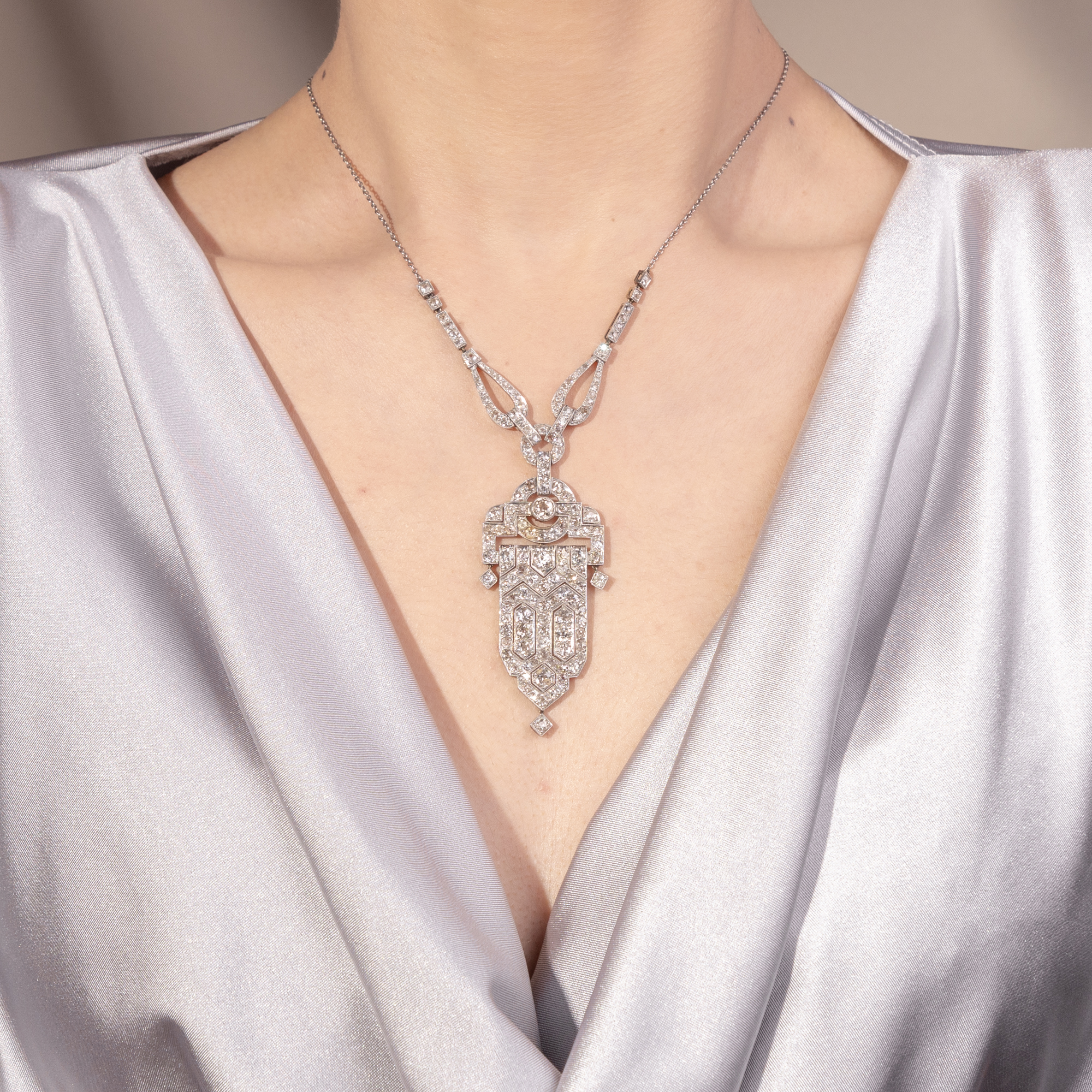 Prachtvolles Collier des Art Déco mit 7,00 ct Diamanten in Platin & Weißgold, um 1925 Prachtvolles Collier des Art Déco mit 7,00 ct Diamanten in Platin & Weißgold, um 1925