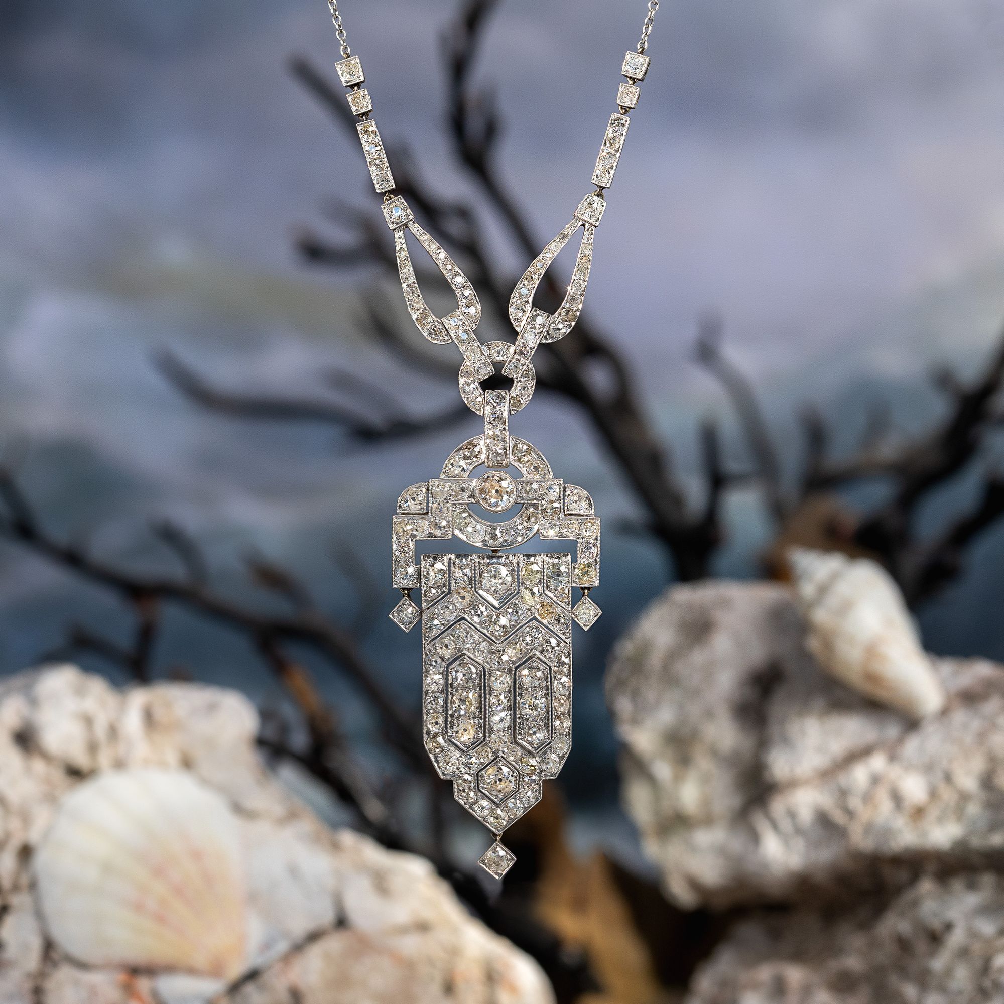 Prachtvolles Collier des Art Déco mit 7,00 ct Diamanten in Platin & Weißgold, um 1925 Prachtvolles Collier des Art Déco mit 7,00 ct Diamanten in Platin & Weißgold, um 1925