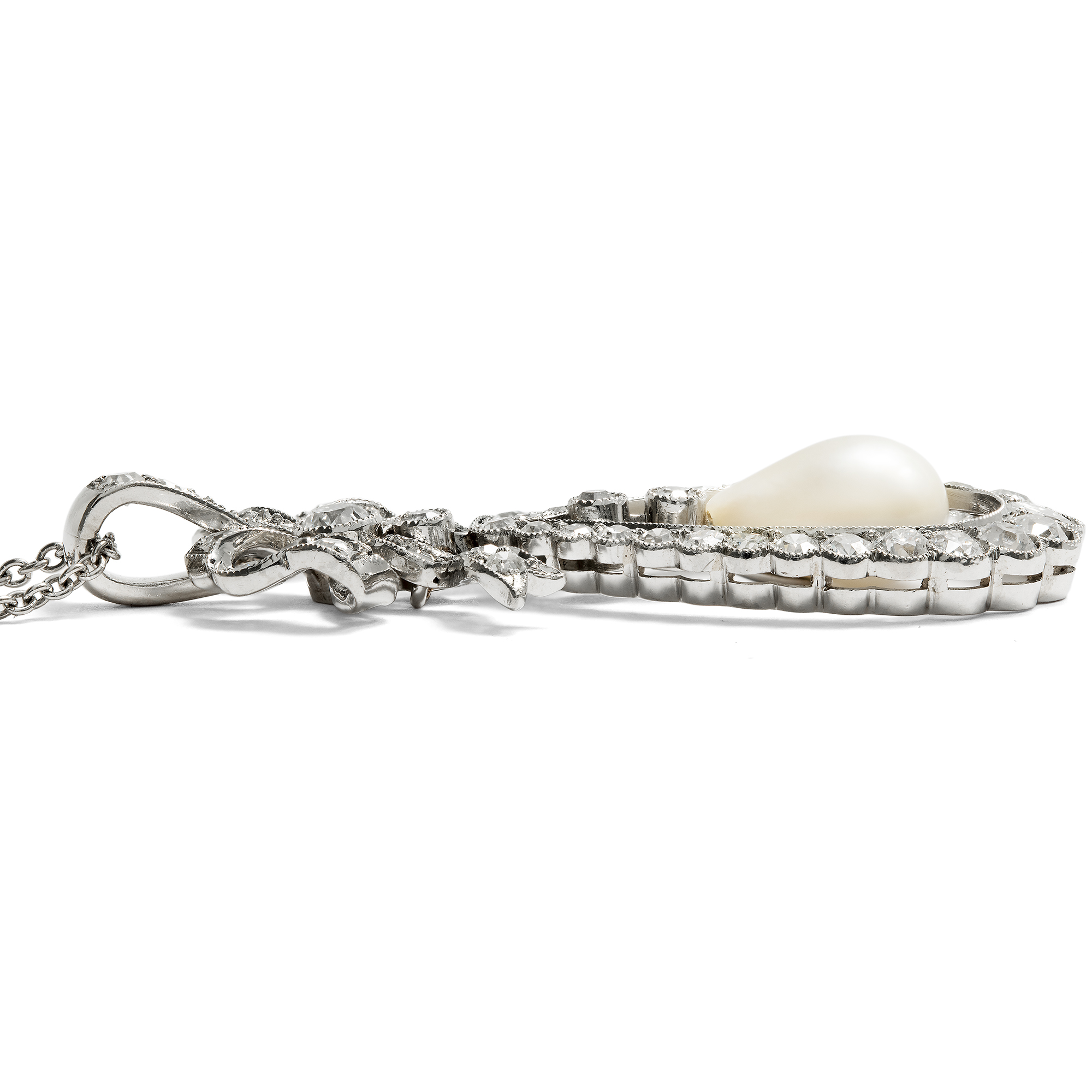 Eleganter Anhänger mit natürlicher Salzwasserperle und Diamanten in Platin, um 1910 Eleganter Anhänger mit natürlicher Salzwasserperle und Diamanten in Platin, um 1910