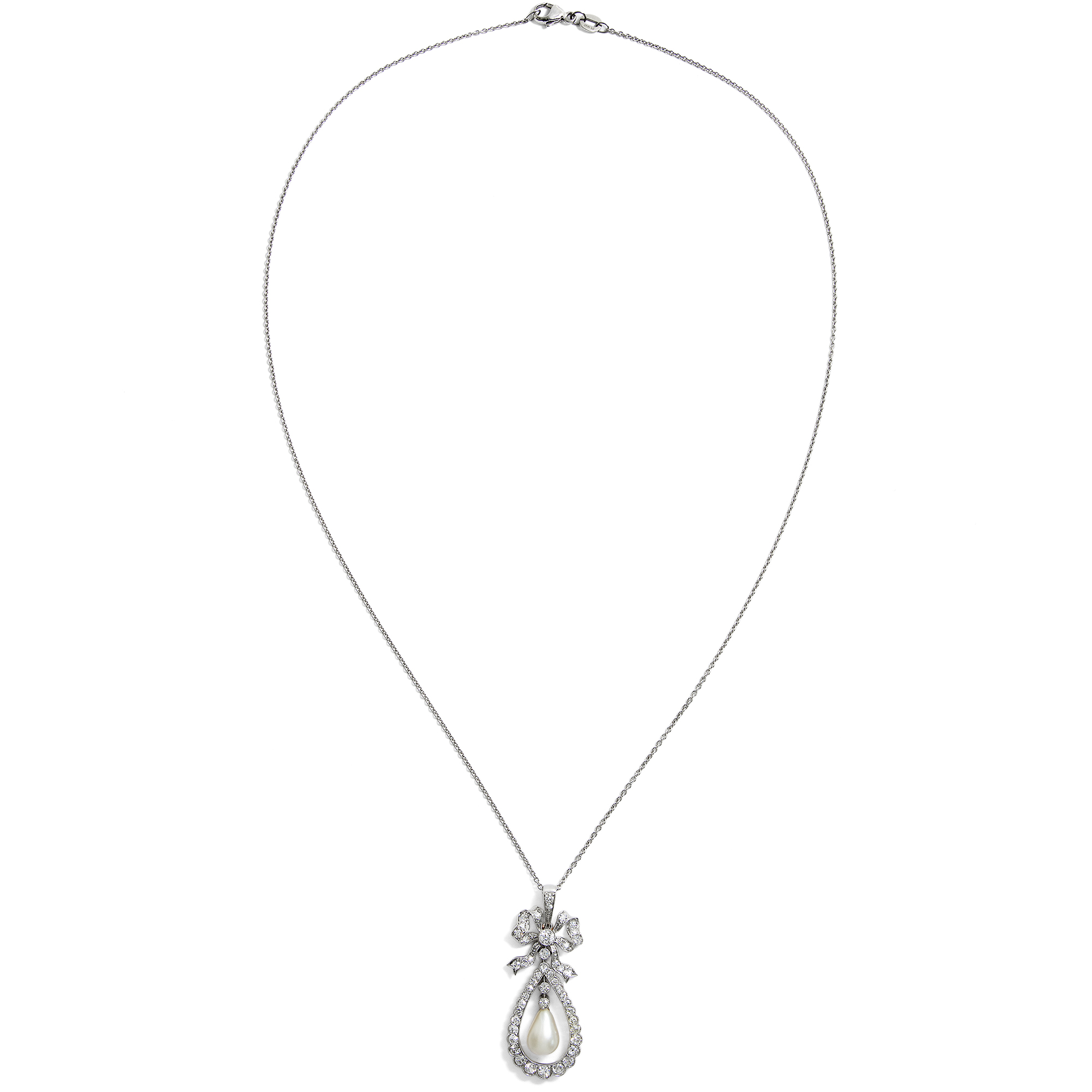 Eleganter Anhänger mit natürlicher Salzwasserperle und Diamanten in Platin, um 1910 Eleganter Anhänger mit natürlicher Salzwasserperle und Diamanten in Platin, um 1910