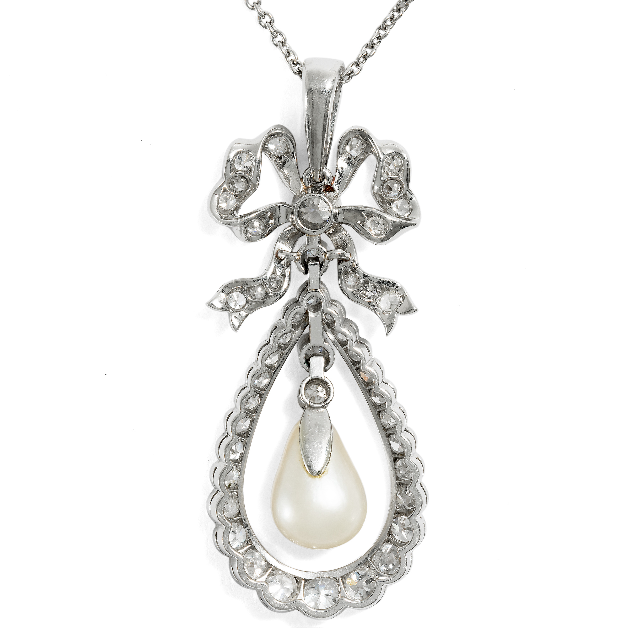 Eleganter Anhänger mit natürlicher Salzwasserperle und Diamanten in Platin, um 1910 Eleganter Anhänger mit natürlicher Salzwasserperle und Diamanten in Platin, um 1910