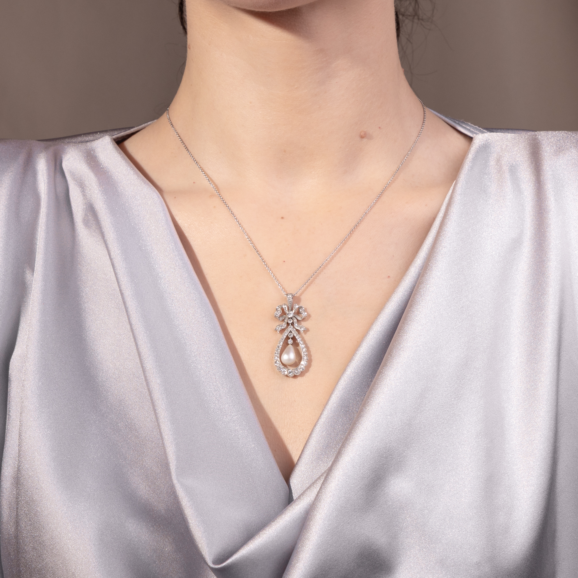 Eleganter Anhänger mit natürlicher Salzwasserperle und Diamanten in Platin, um 1910 Eleganter Anhänger mit natürlicher Salzwasserperle und Diamanten in Platin, um 1910
