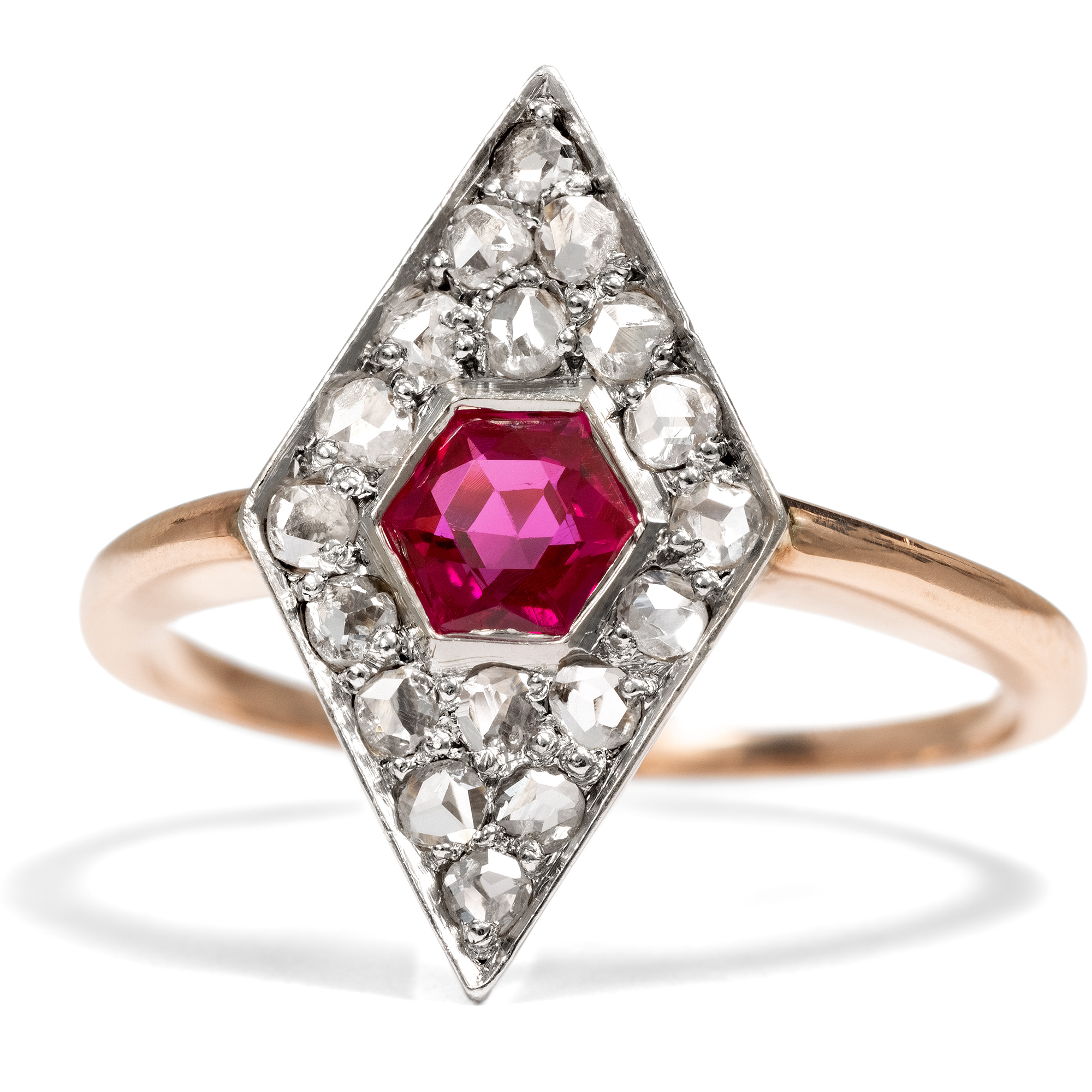 Antiker Ring mit synthetischem Rubin & Diamanten in Gold & Platin, um 1910 Antiker Ring mit synthetischem Rubin & Diamanten in Gold & Platin, um 1910