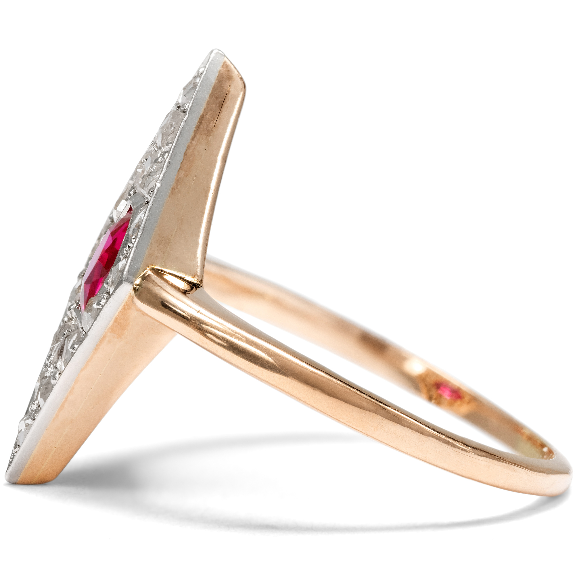 Antiker Ring mit synthetischem Rubin & Diamanten in Gold & Platin, um 1910 Antiker Ring mit synthetischem Rubin & Diamanten in Gold & Platin, um 1910