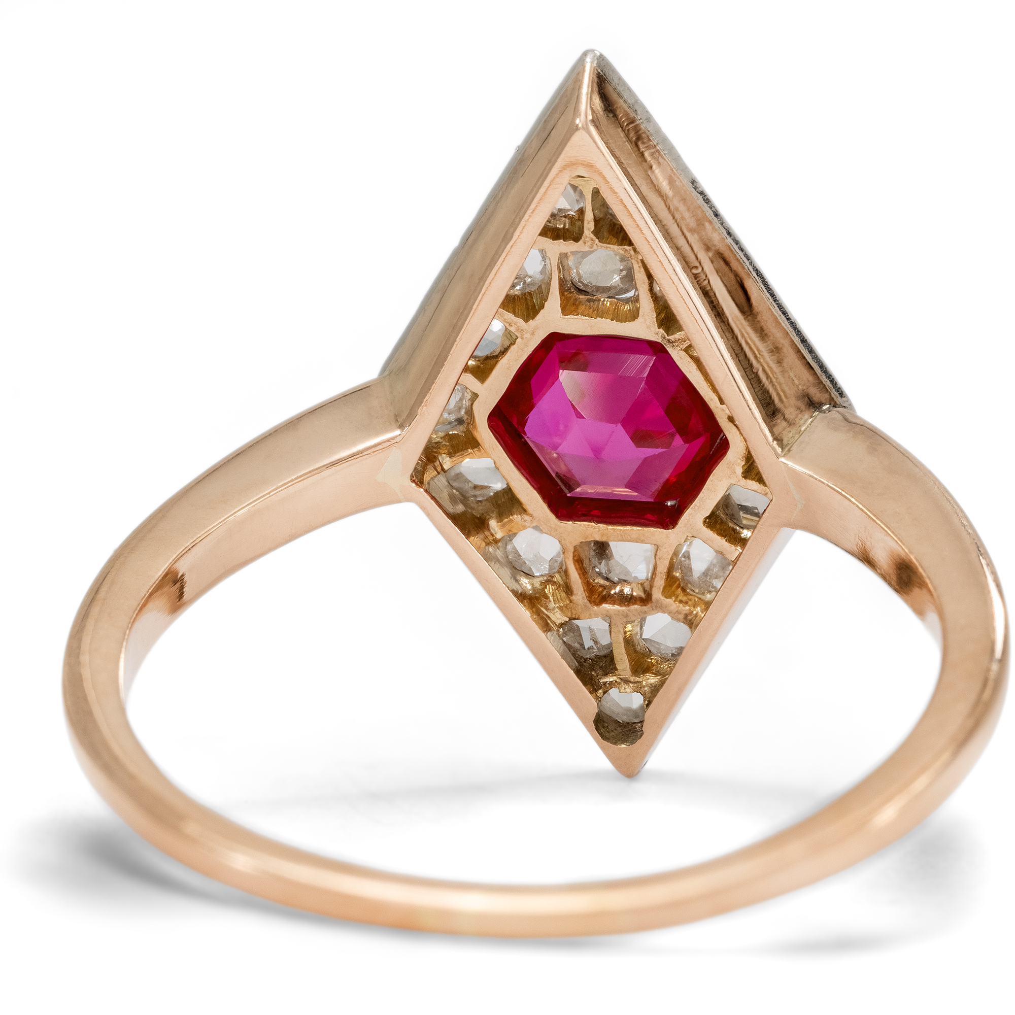 Antiker Ring mit synthetischem Rubin & Diamanten in Gold & Platin, um 1910 Antiker Ring mit synthetischem Rubin & Diamanten in Gold & Platin, um 1910
