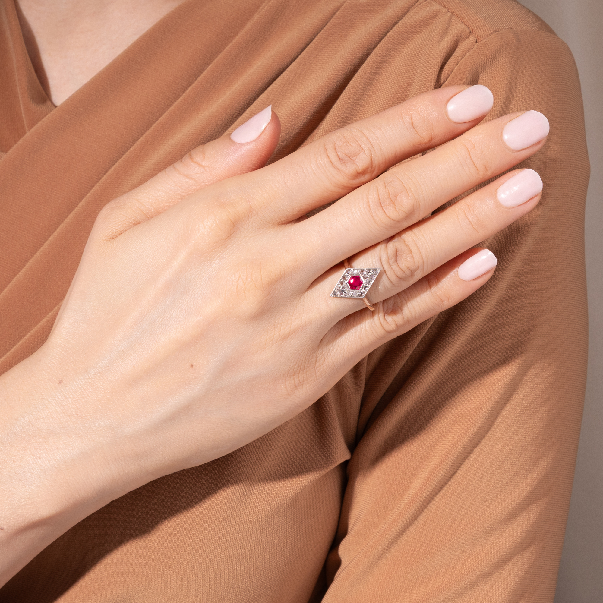 Antiker Ring mit synthetischem Rubin & Diamanten in Gold & Platin, um 1910 Antiker Ring mit synthetischem Rubin & Diamanten in Gold & Platin, um 1910