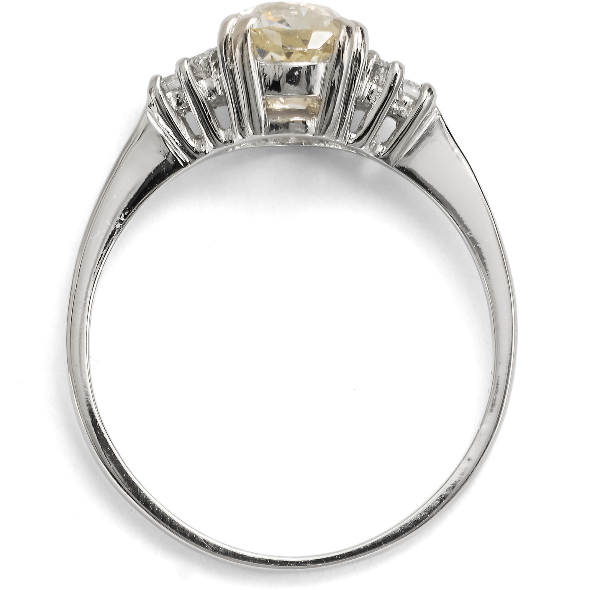 Feiner Ring mit antikem 1,17 ct „Old Mine Cut“ Diamant in Platin, aus unserer Werkstatt Feiner Ring mit antikem 1,17 ct „Old Mine Cut“ Diamant in Platin, aus unserer Werkstatt