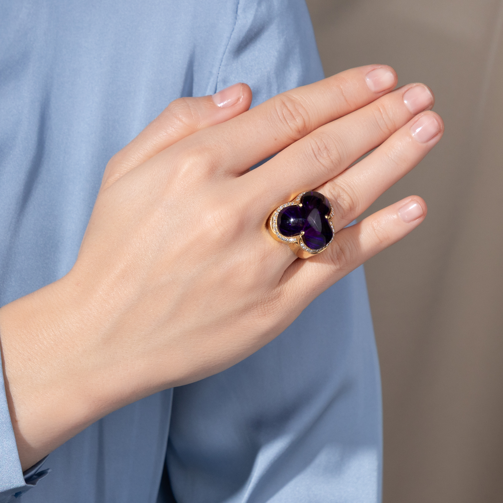Opulent Ring with a Trefoil-Set Amethyst and Brilliant-Cut Diamonds in Gold, circa 1985 Opulent Ring with a Trefoil-Set Amethyst and Brilliant-Cut Diamonds in Gold, circa 1985