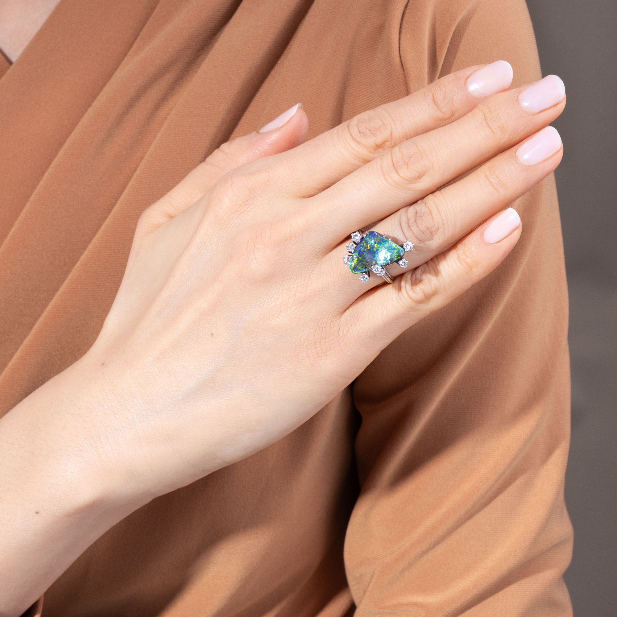 Vintage Ring mit Schwarzopal & Diamanten in Weißgold, um 1985 Vintage Ring mit Schwarzopal & Diamanten in Weißgold, um 1985