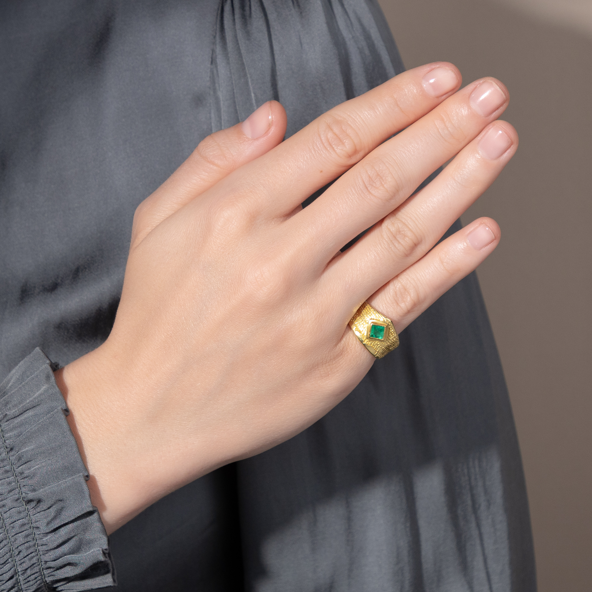 Edler vintage Ring mit Smaragd in hochkarätigem Gold, um 1995 Edler vintage Ring mit Smaragd in hochkarätigem Gold, um 1995