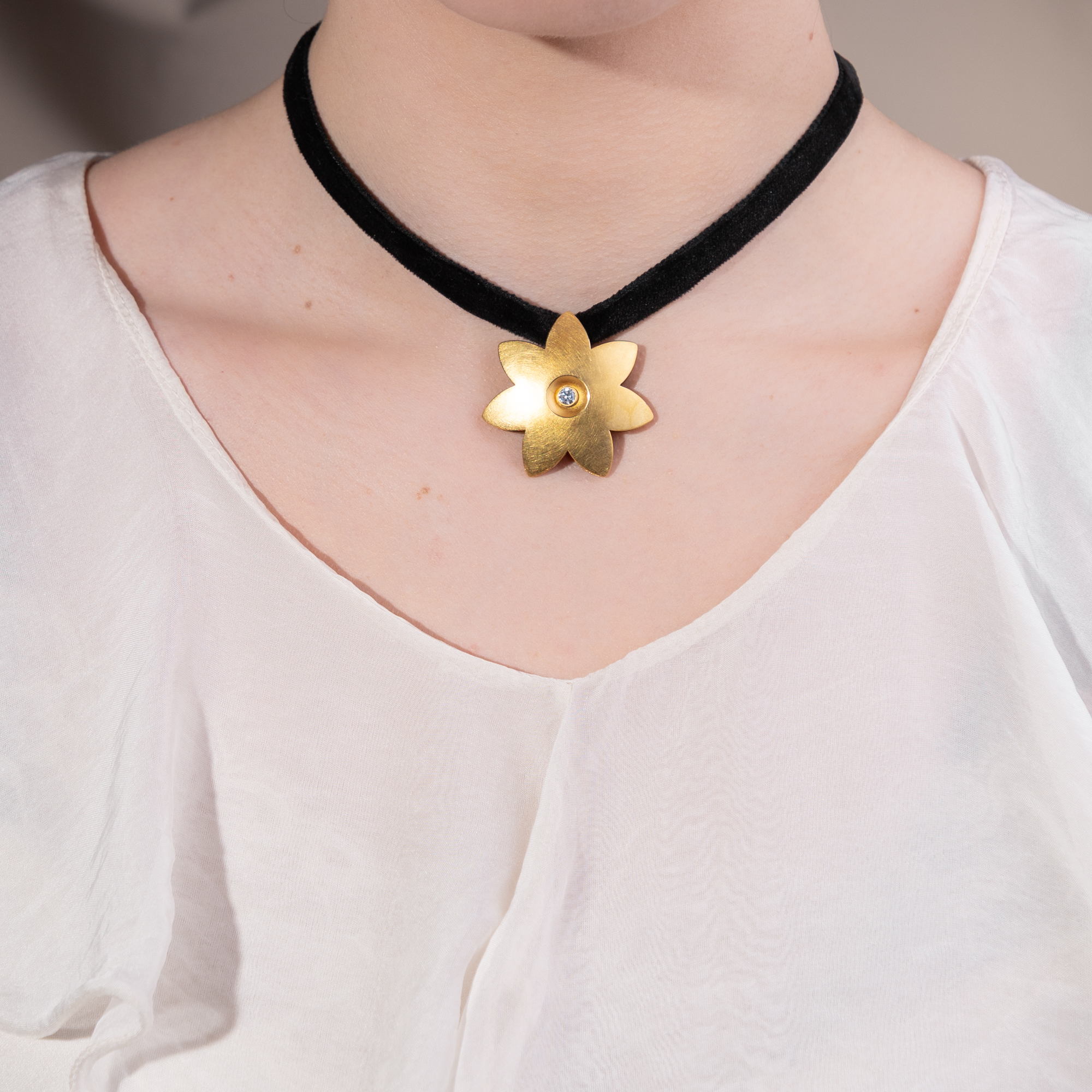 Moderner Anhänger aus Gold mit Brillant, Niessing um 2000 Moderner Anhänger aus Gold mit Brillant, Niessing um 2000