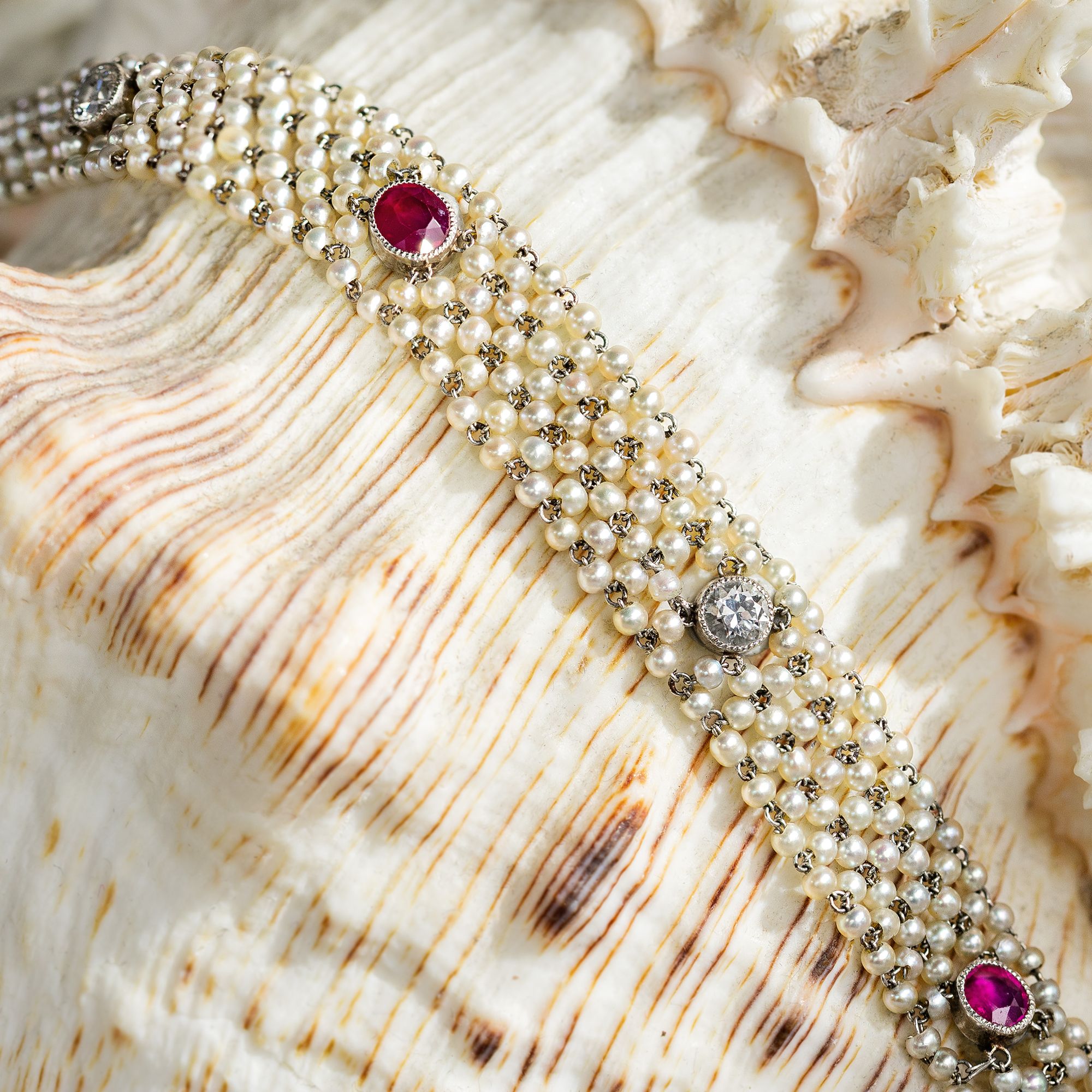 Exquisites Armband mit unbehandelten Burma-Rubinen, Diamanten & Perlen, um 1910 Exquisites Armband mit unbehandelten Burma-Rubinen, Diamanten & Perlen, um 1910