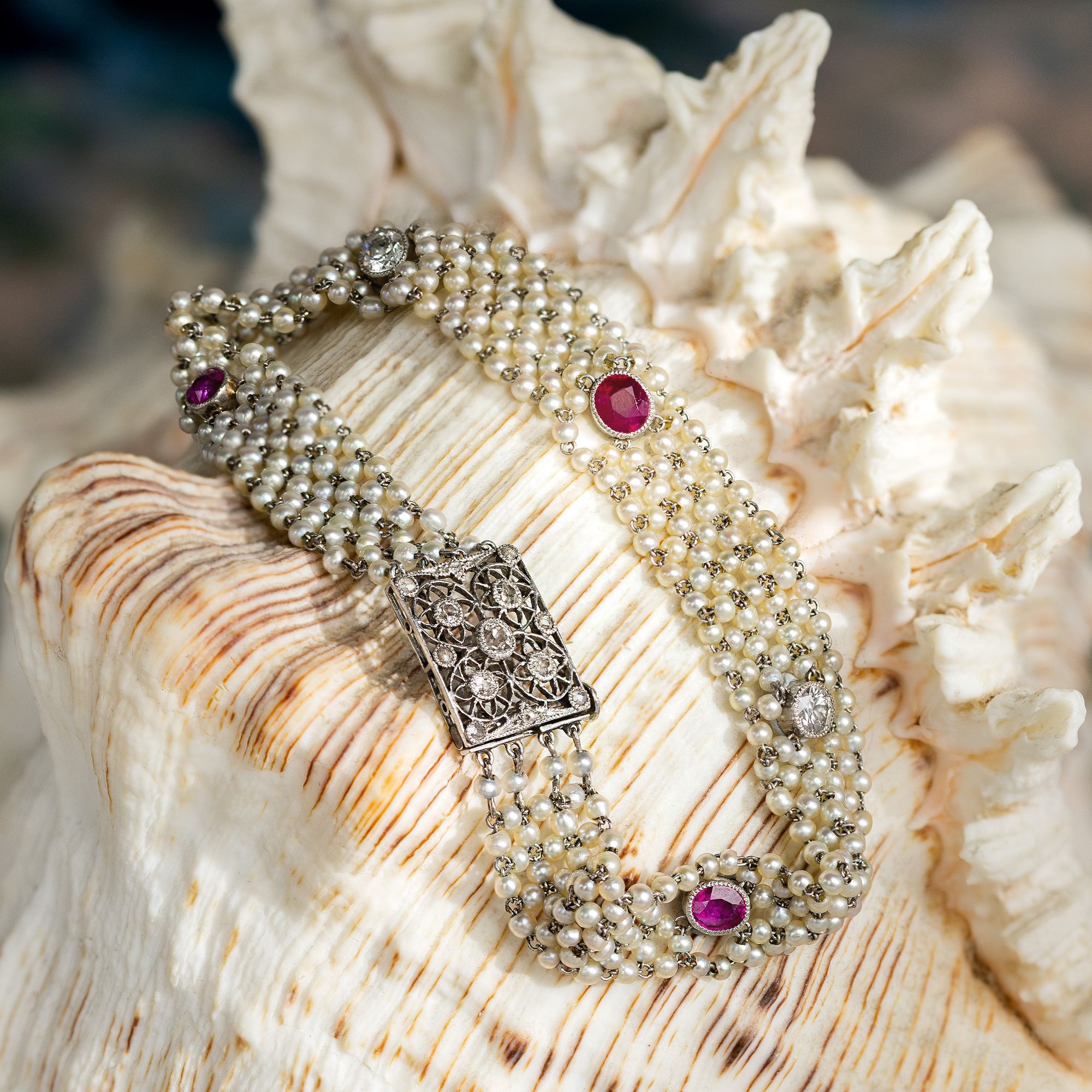 Exquisites Armband mit unbehandelten Burma-Rubinen, Diamanten & Perlen, um 1910 Exquisites Armband mit unbehandelten Burma-Rubinen, Diamanten & Perlen, um 1910