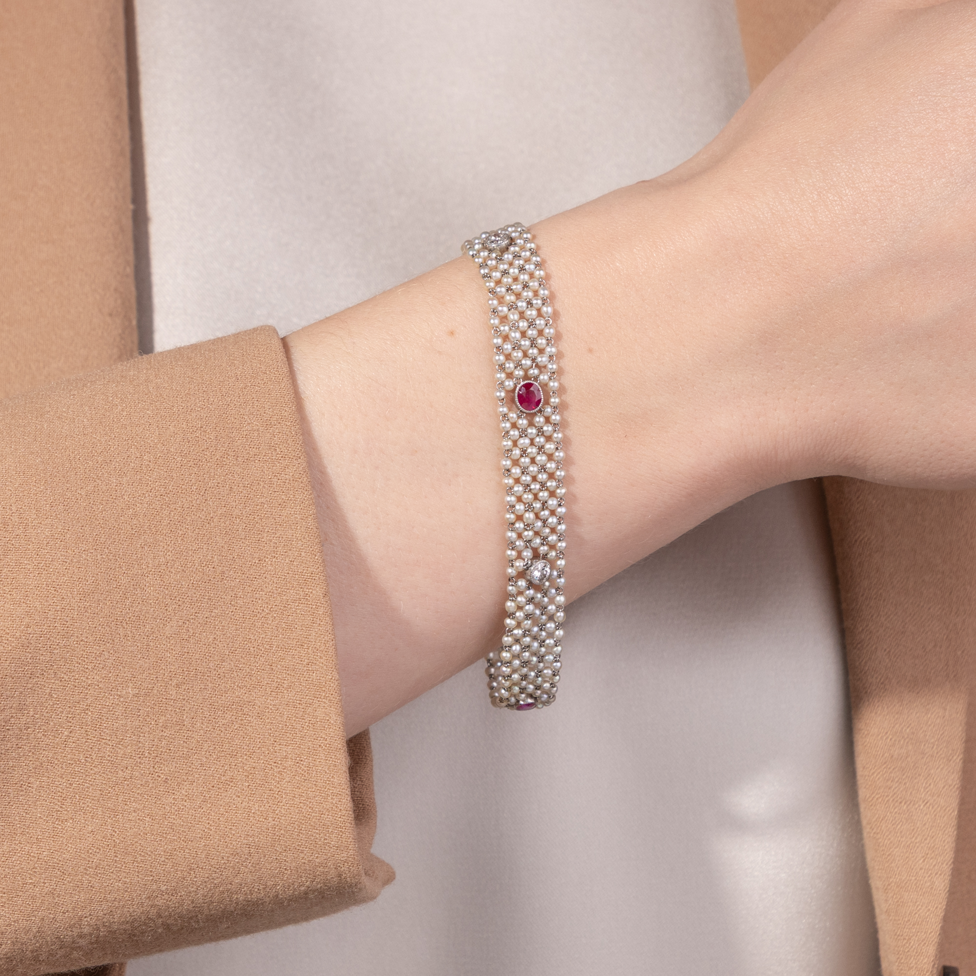 Exquisites Armband mit unbehandelten Burma-Rubinen, Diamanten & Perlen, um 1910 Exquisites Armband mit unbehandelten Burma-Rubinen, Diamanten & Perlen, um 1910
