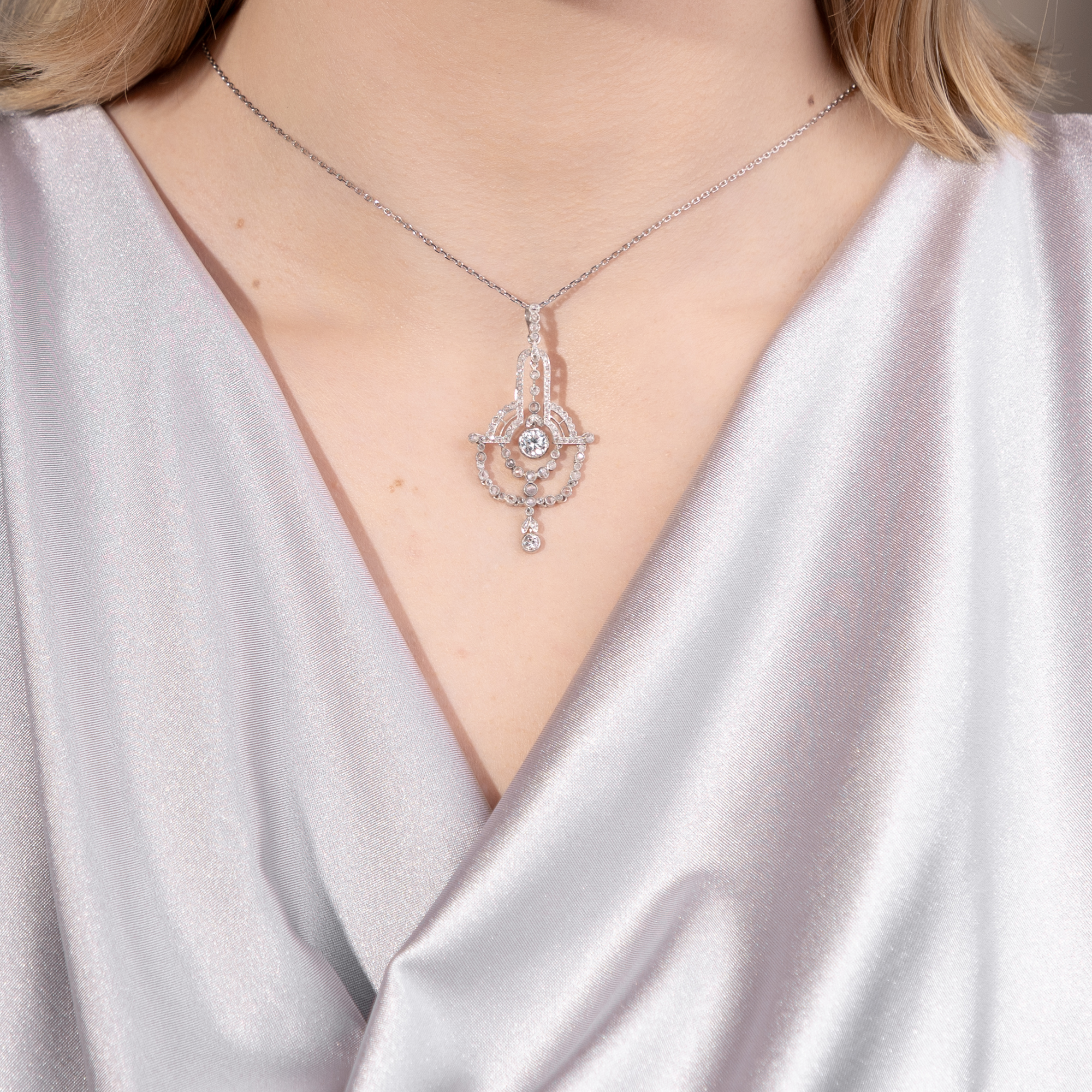 Filigraner Anhänger der Belle Époque mit Diamanten in Platin, um 1915 Filigraner Anhänger der Belle Époque mit Diamanten in Platin, um 1915