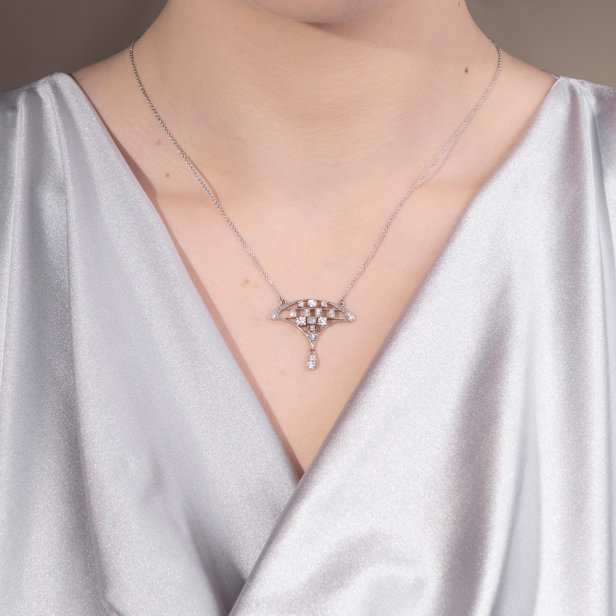 Elegantes Jugendstil-Collier mit Diamanten in Platin, um 1900 und später Elegantes Jugendstil-Collier mit Diamanten in Platin, um 1900 und später