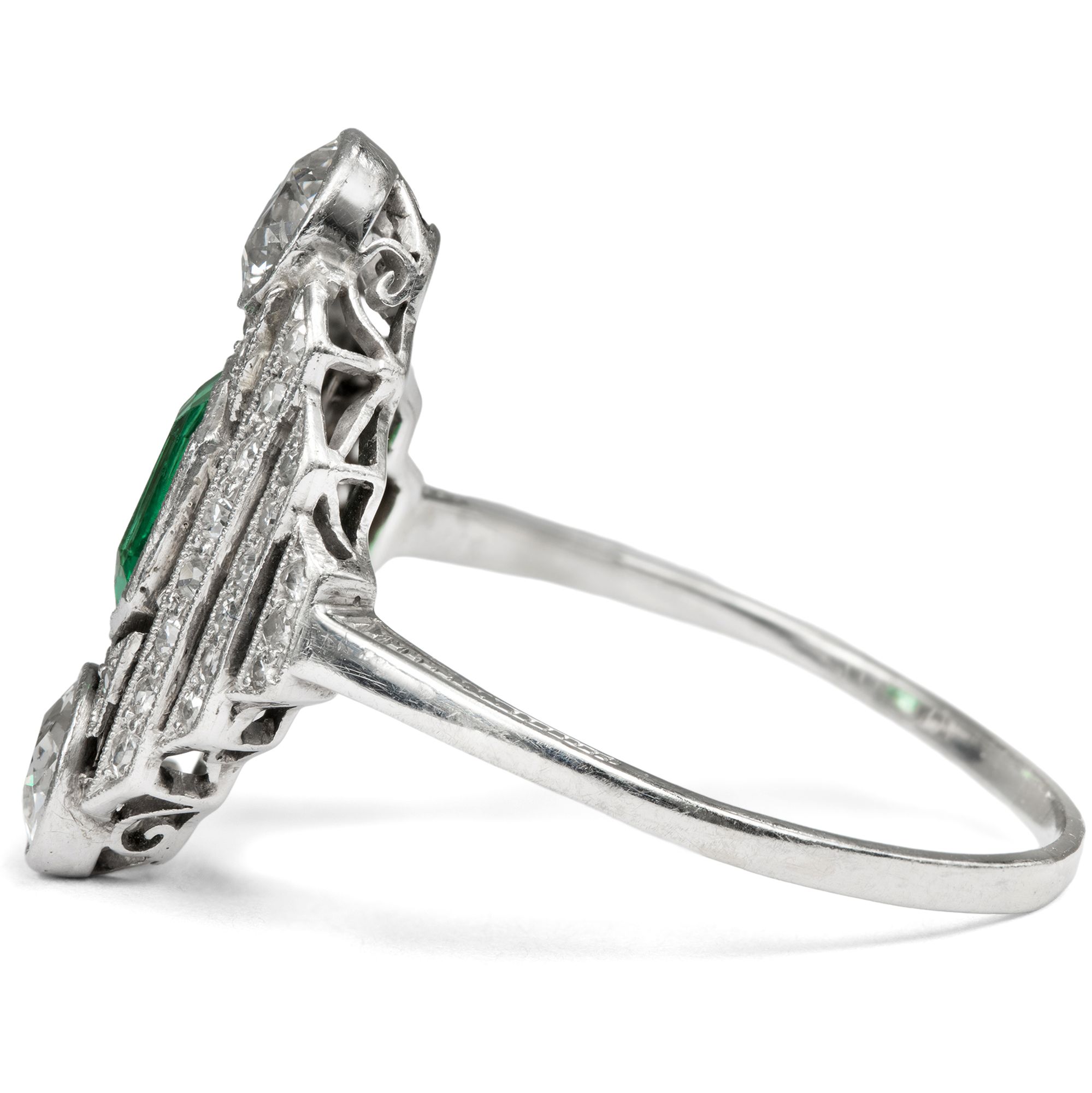 Eleganter Ring mit Smaragd & Diamanten in Platin, Art Déco um 1930 Eleganter Ring mit Smaragd & Diamanten in Platin, Art Déco um 1930