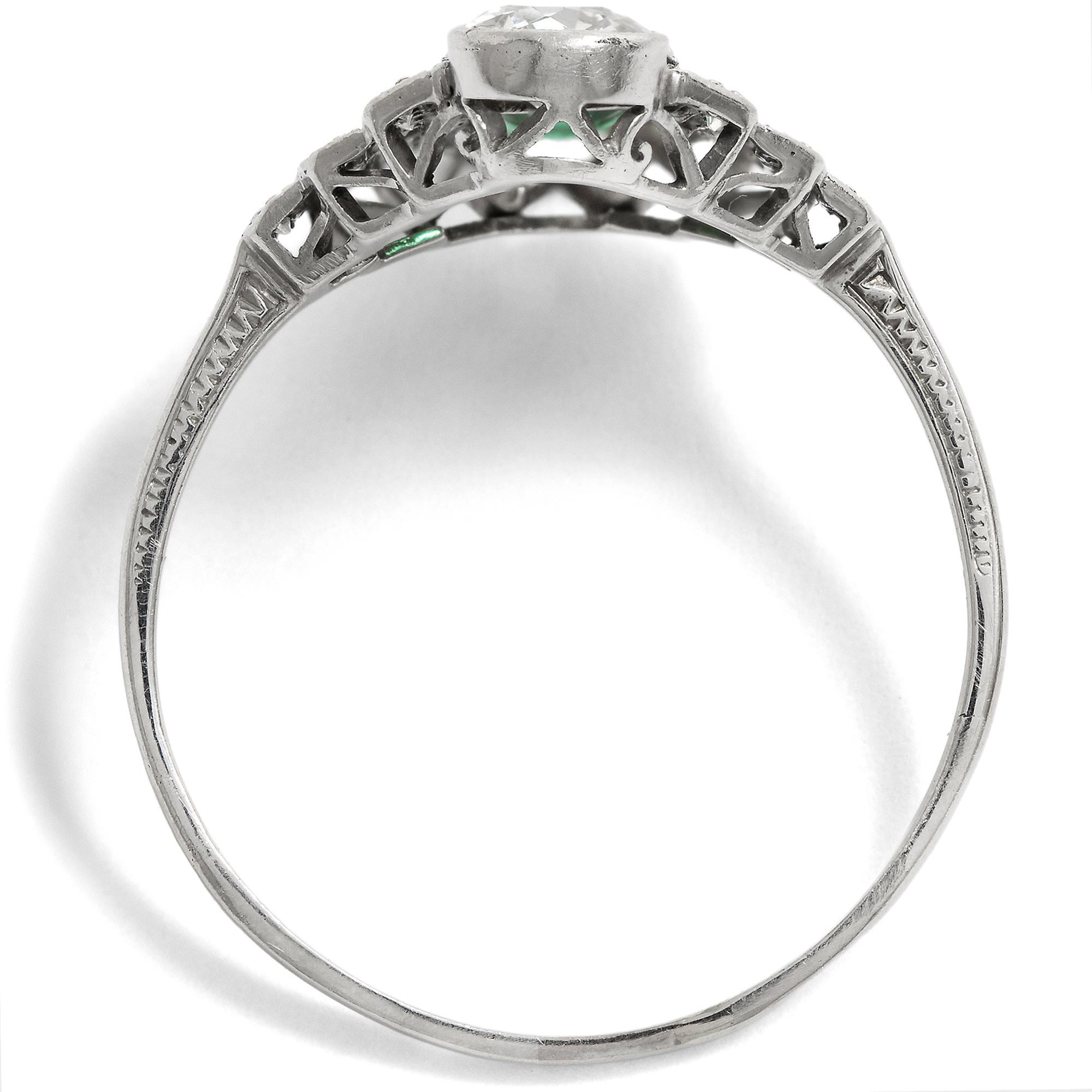 Eleganter Ring mit Smaragd & Diamanten in Platin, Art Déco um 1930 Eleganter Ring mit Smaragd & Diamanten in Platin, Art Déco um 1930