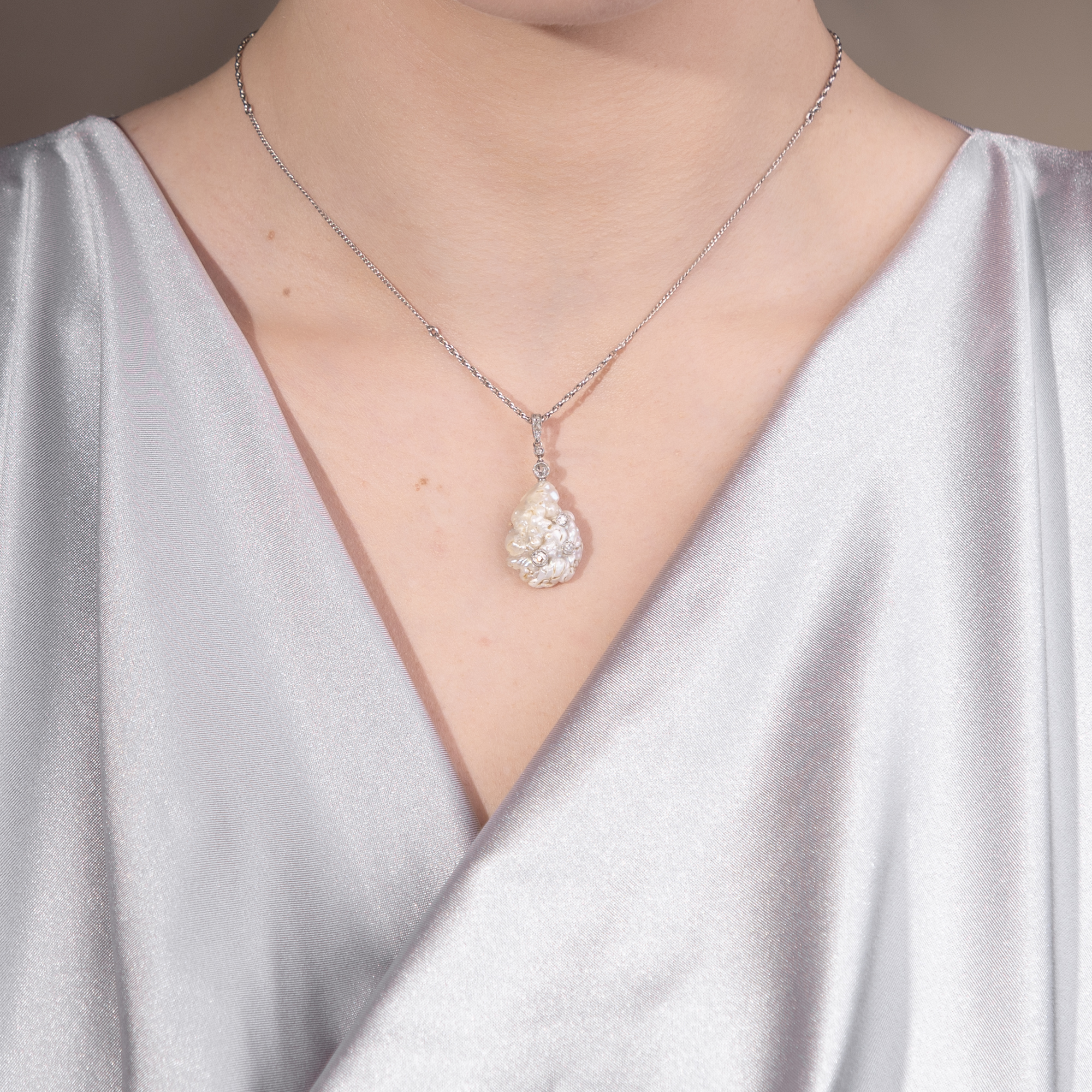 Faszinierender antiker Anhänger aus natürlichem Perlblister & Diamanten, Frankreich um 1920 Faszinierender antiker Anhänger aus natürlichem Perlblister & Diamanten, Frankreich um 1920