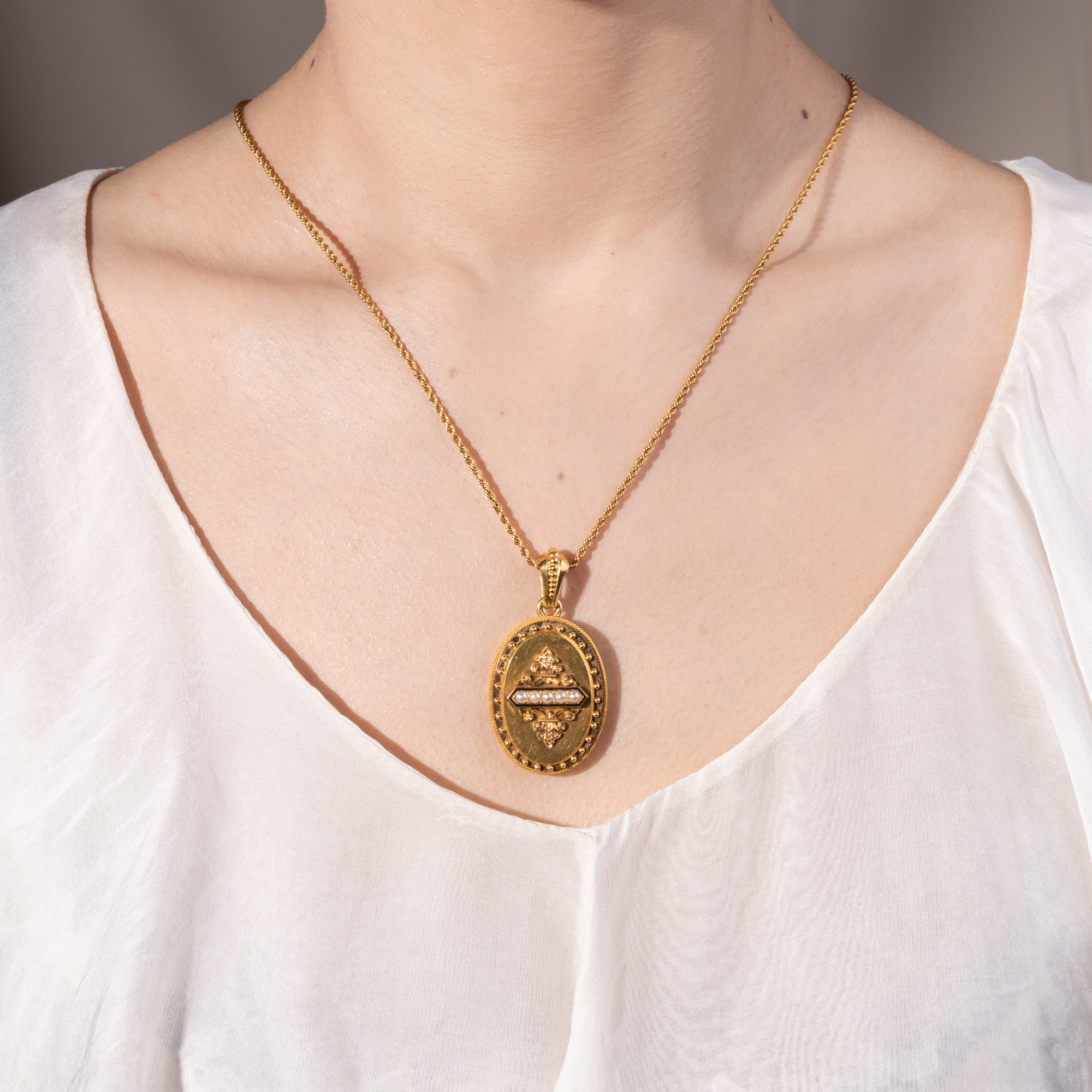 Antikes Medaillon mit Perlen in Gold, Paris um 1875 Antikes Medaillon mit Perlen in Gold, Paris um 1875