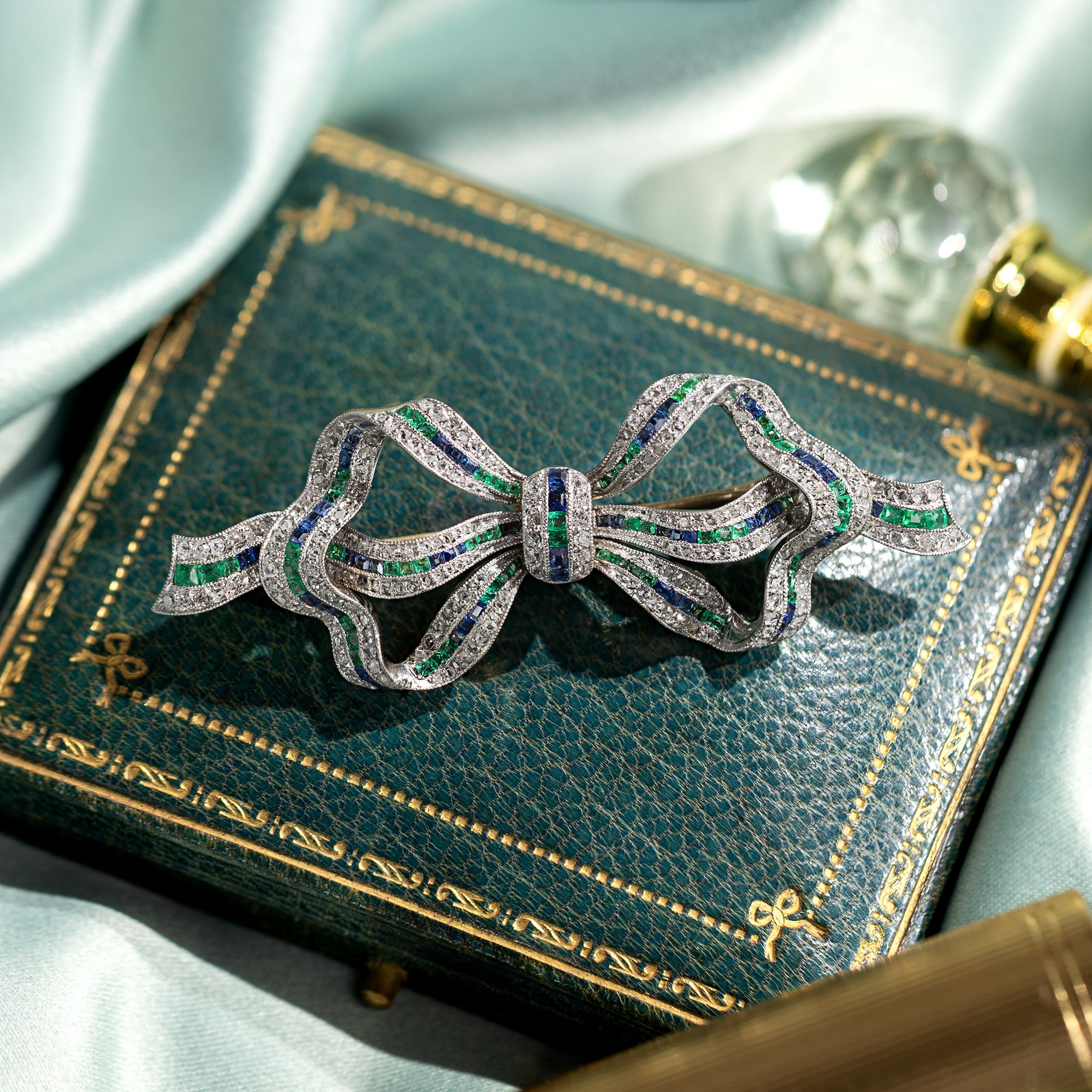 Exquisite Brosche mit Smaragden, Saphiren & Diamanten, um 1915 Exquisite Brosche mit Smaragden, Saphiren & Diamanten, um 1915