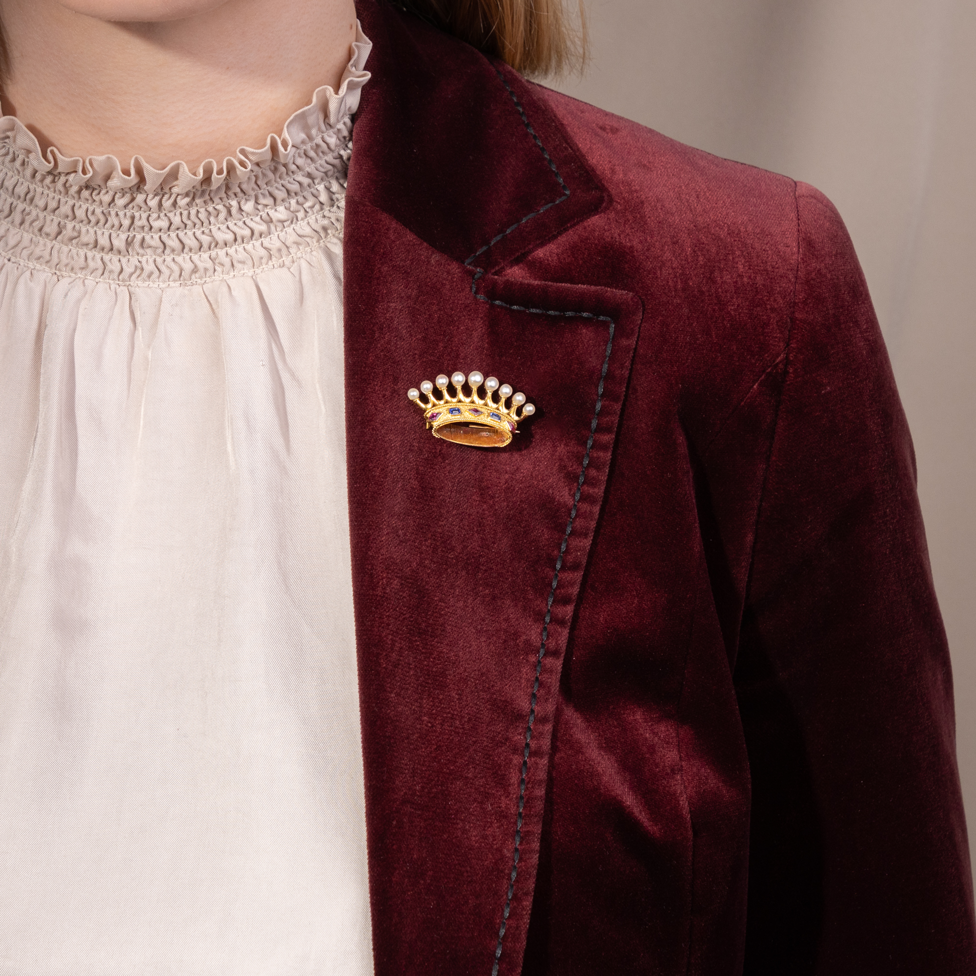 Antike Brosche als Grafenkrone mit Perlen, Saphiren & Rubinen, Frankreich um 1890 Antike Brosche als Grafenkrone mit Perlen, Saphiren & Rubinen, Frankreich um 1890