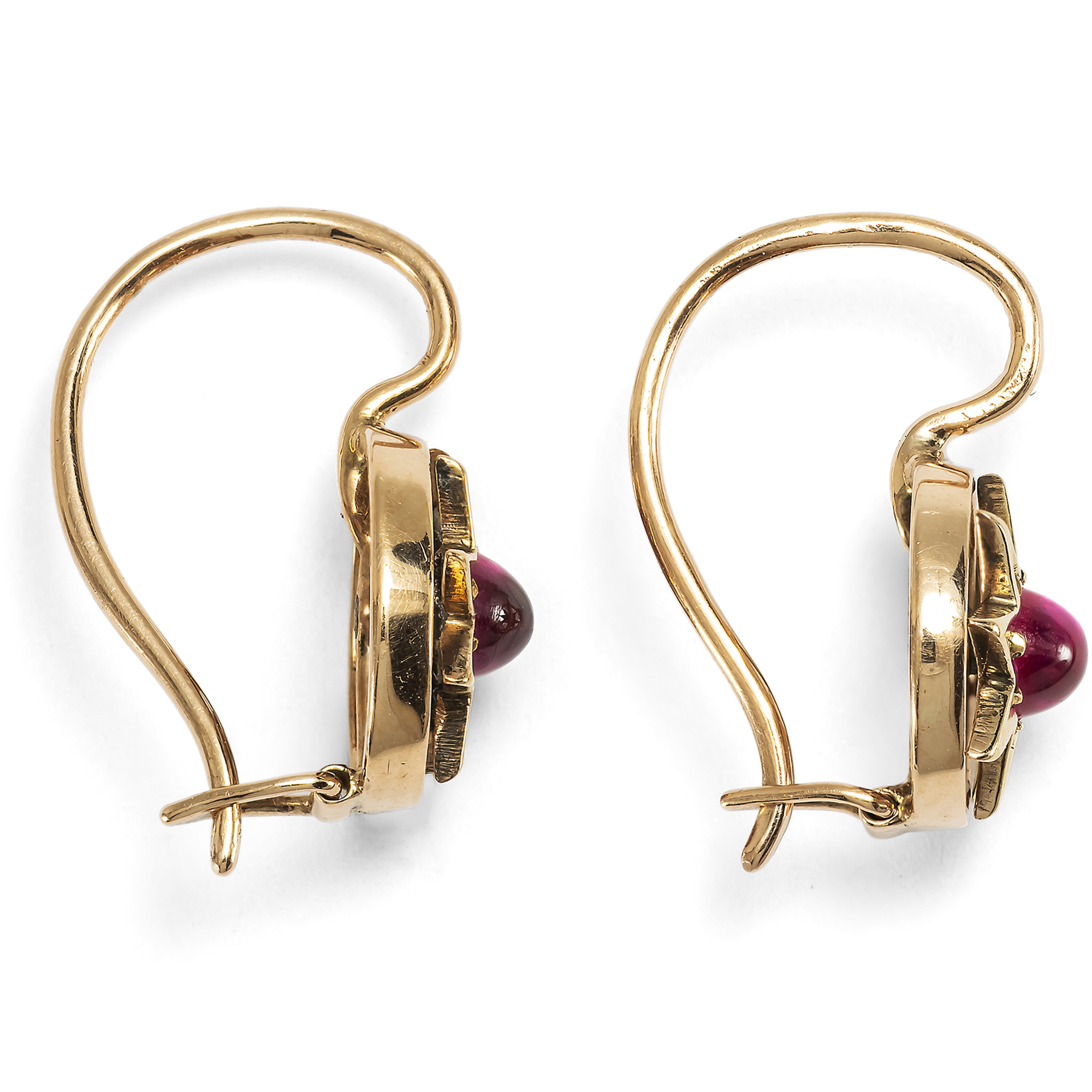 Niedliche Ohrringe mit synthetischen Rubinen in Gold, um 1930 Niedliche Ohrringe mit synthetischen Rubinen in Gold, um 1930