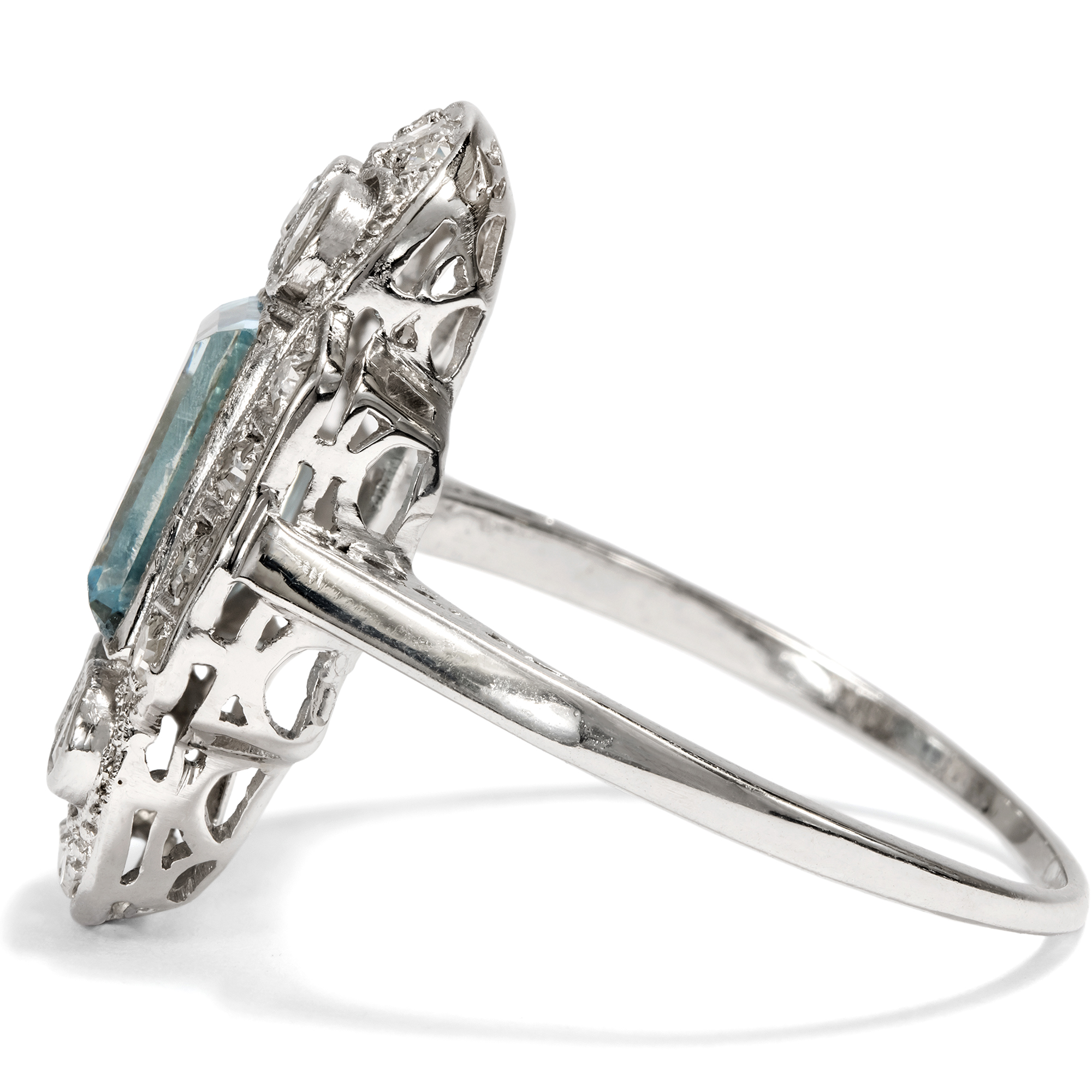 Eleganter Ring mit Aquamarin & Diamanten in Platin & Weißgold, um 1930 Eleganter Ring mit Aquamarin & Diamanten in Platin & Weißgold, um 1930