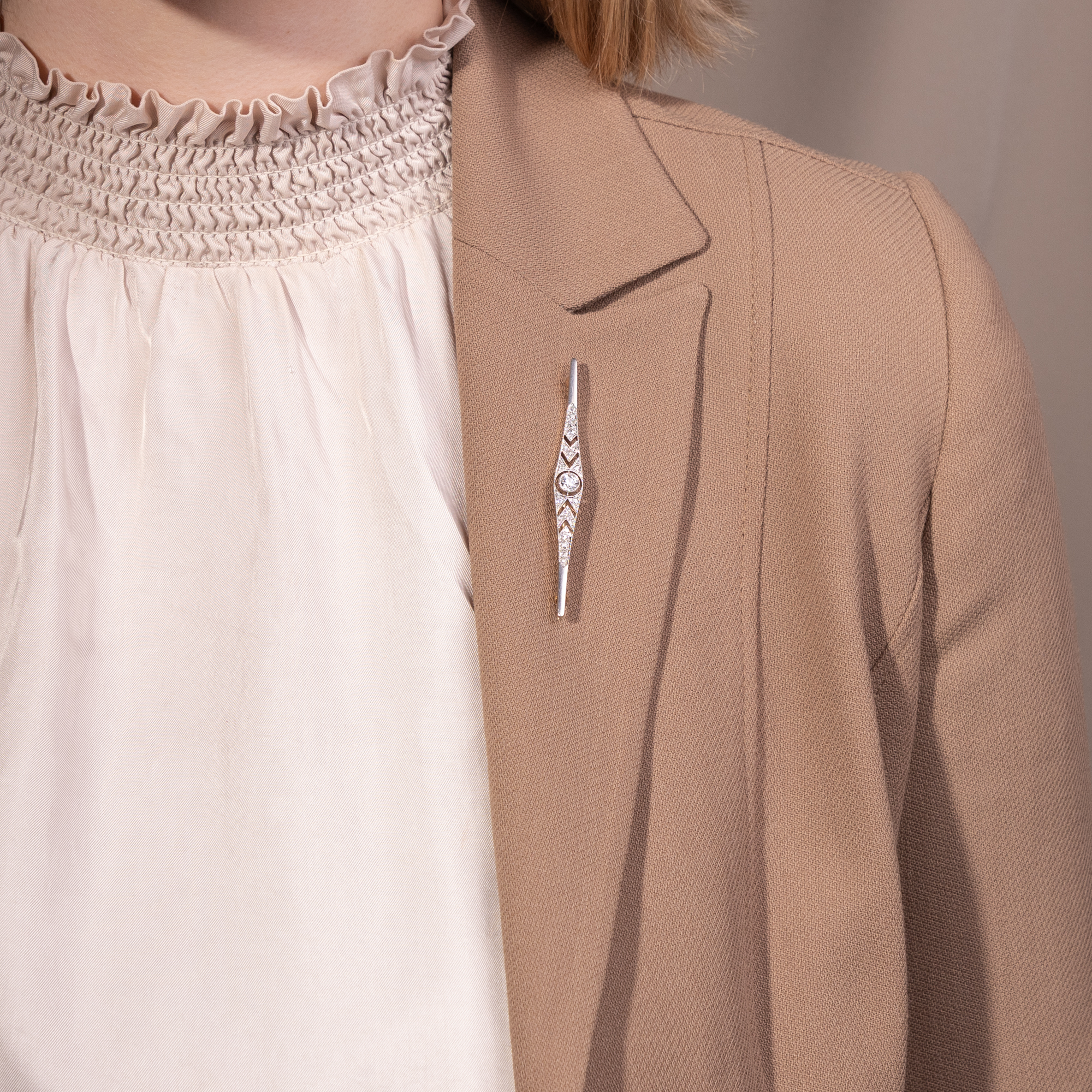 Feine Stabbrosche mit Diamanten in Platin auf Gold, um 1930 Feine Stabbrosche mit Diamanten in Platin auf Gold, um 1930