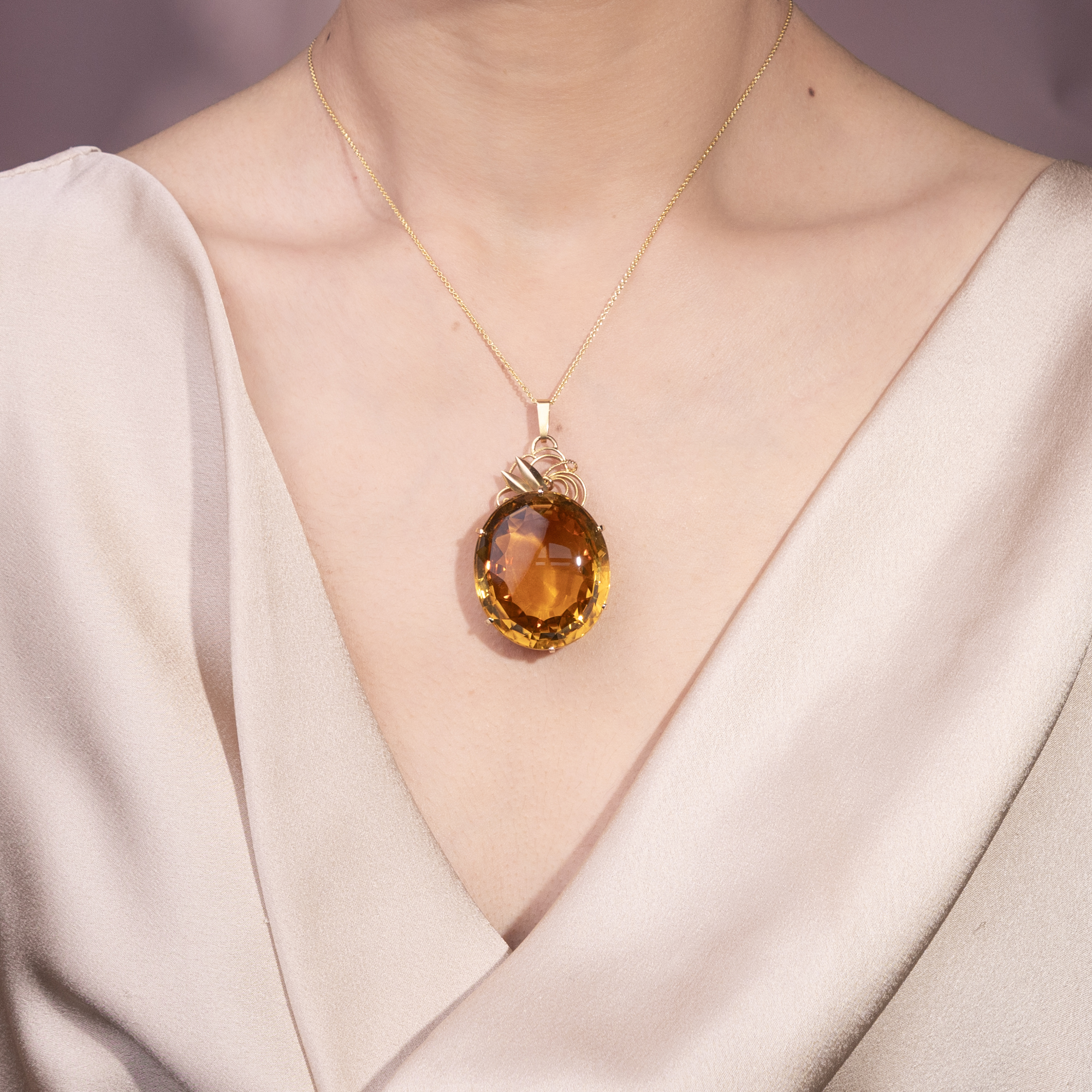 Spektakulärer Anhänger des Art Déco mit Citrin in Gold, späte 1920er Jahre Spektakulärer Anhänger des Art Déco mit Citrin in Gold, späte 1920er Jahre
