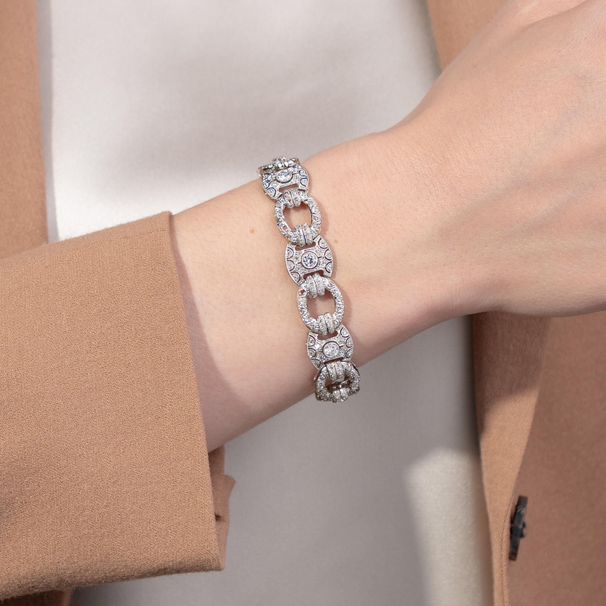 Elegantes Armband mit Diamanten in Weißgold & Platin, um 1930 Elegantes Armband mit Diamanten in Weißgold & Platin, um 1930