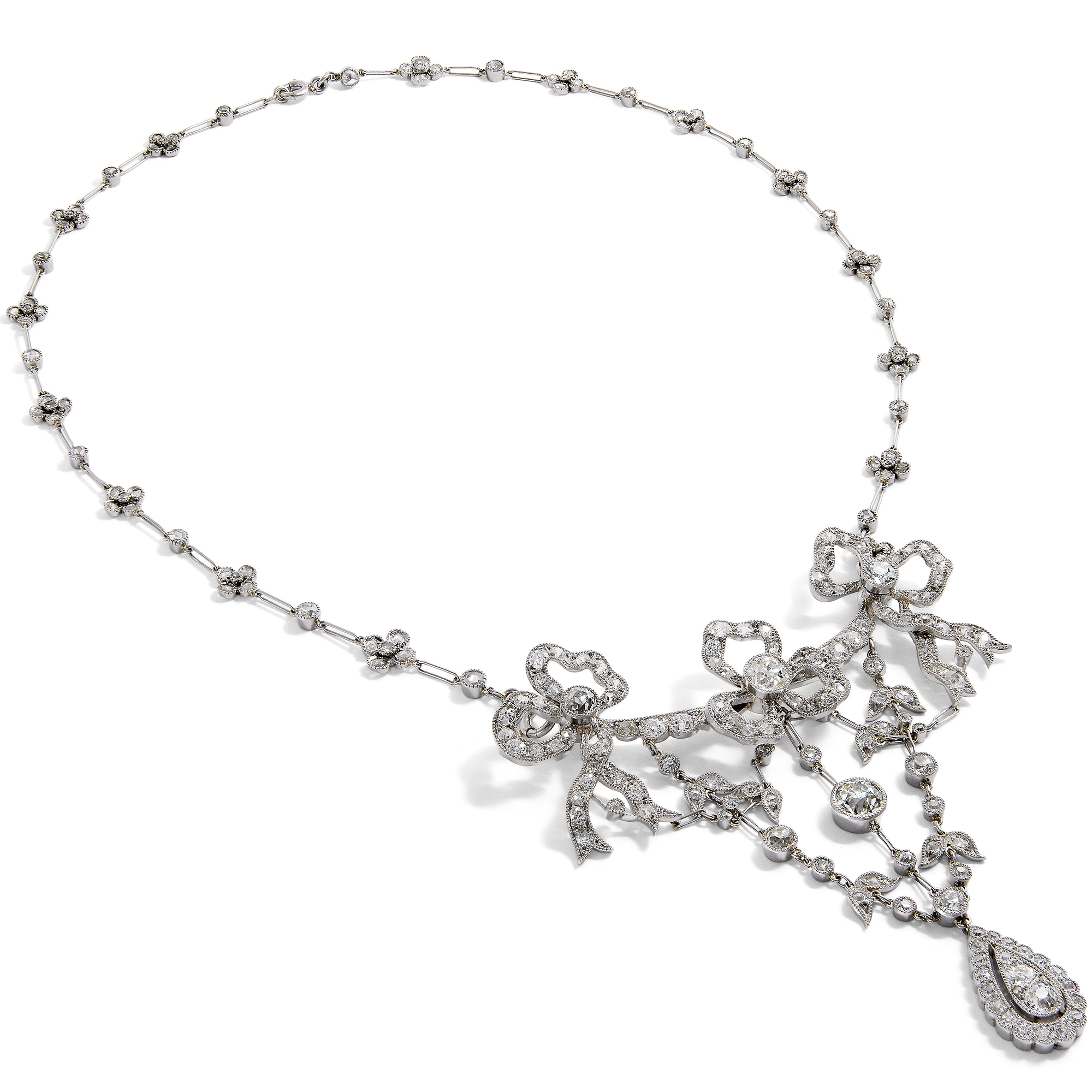 Raffiniertes Collier im Garland Style aus Diamanten in Platin, um 1905 Raffiniertes Collier im Garland Style aus Diamanten in Platin, um 1905