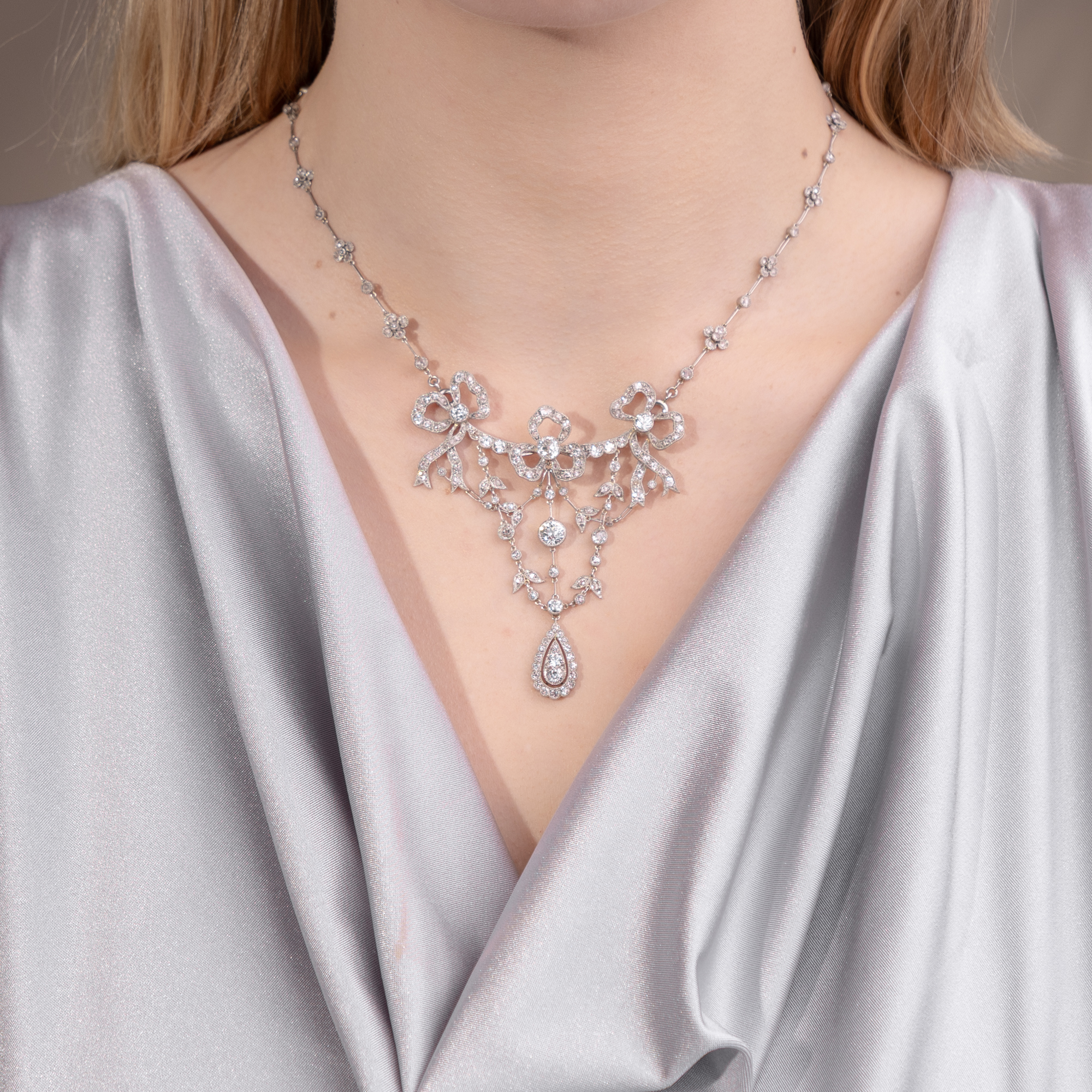 Raffiniertes Collier im Garland Style aus Diamanten in Platin, um 1905 Raffiniertes Collier im Garland Style aus Diamanten in Platin, um 1905