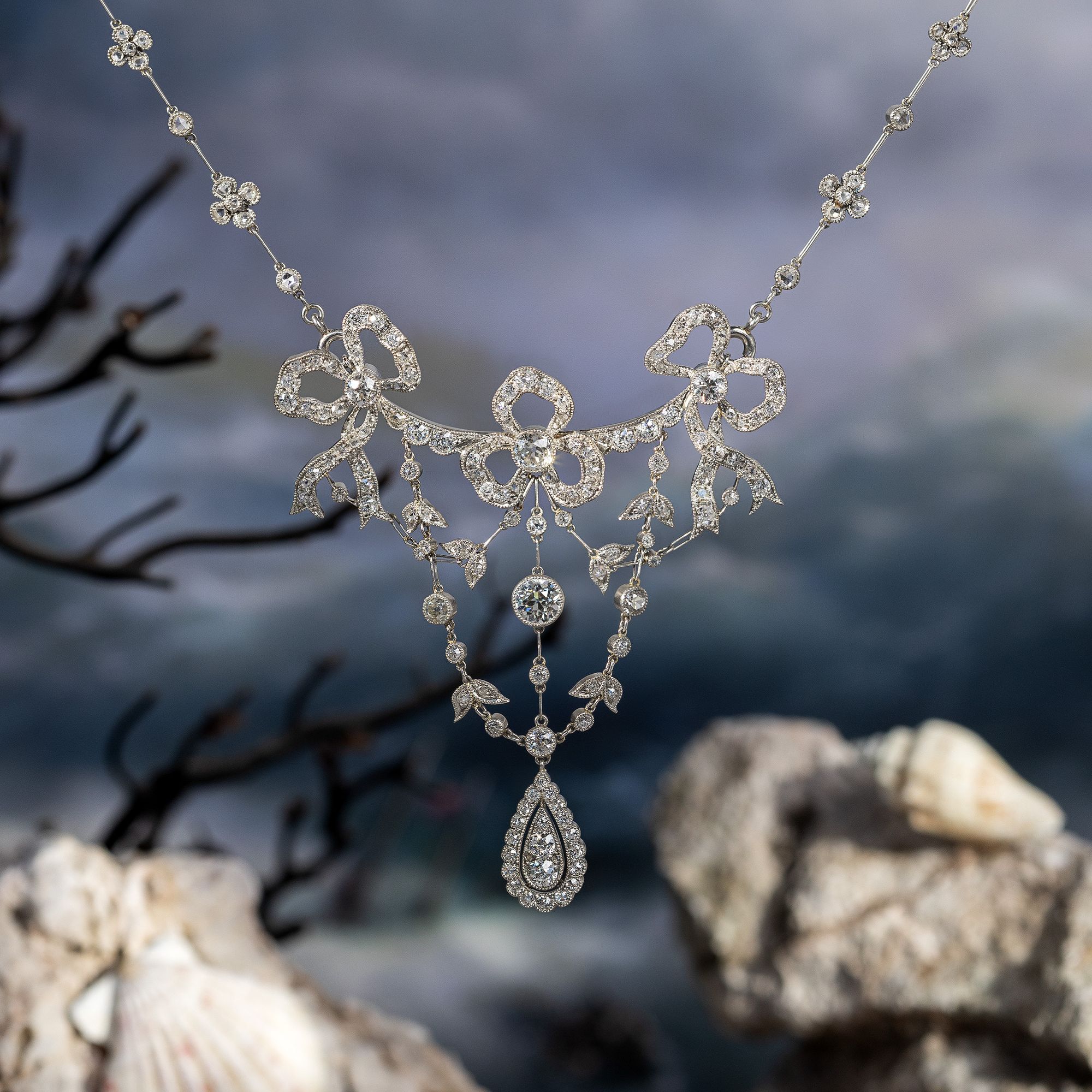 Raffiniertes Collier im Garland Style aus Diamanten in Platin, um 1905 Raffiniertes Collier im Garland Style aus Diamanten in Platin, um 1905